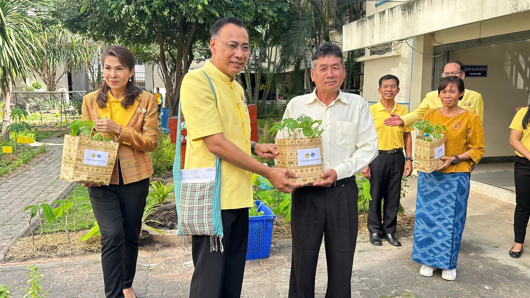 ผู้ว่าฯ ยโสธร นำส่วนราชการ สมาชิกกองทุนสวัสดิการจังหวัดยโสธร ปลูกผักสวนครัว เปลี่ยนพื้นที่ว่างเพื่อสร้างความมั่นคงทางอาหาร