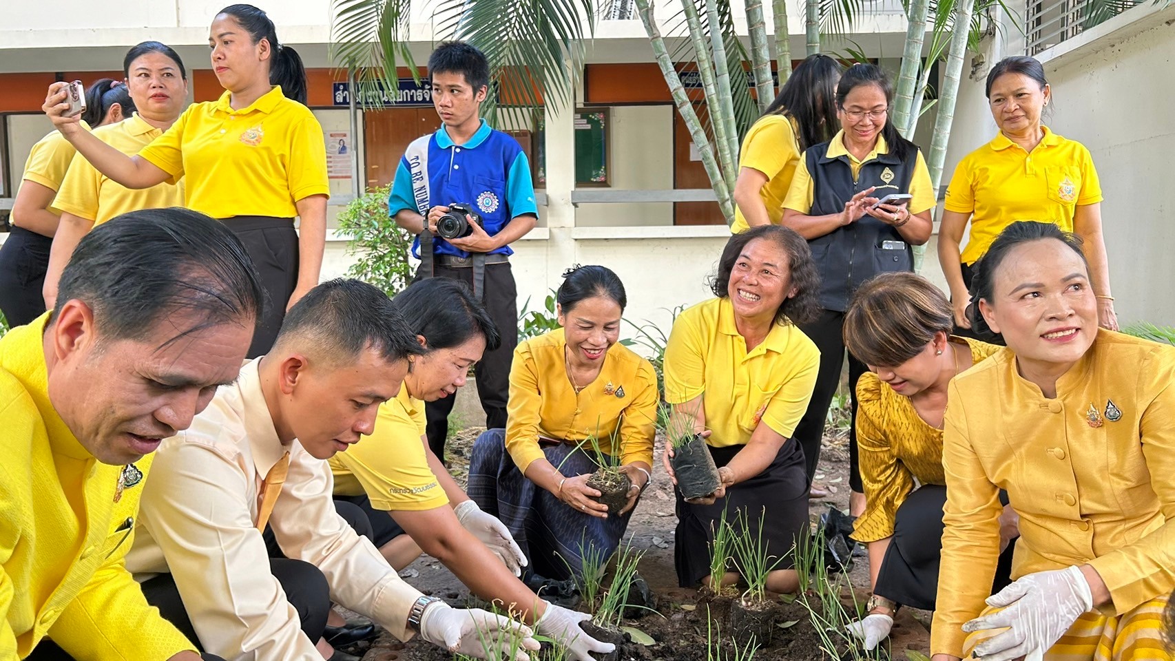 ผู้ว่าฯ ยโสธร นำส่วนราชการ สมาชิกกองทุนสวัสดิการจังหวัดยโสธร ปลูกผักสวนครัว เปลี่ยนพื้นที่ว่างเพื่อสร้างความมั่นคงทางอาหาร
