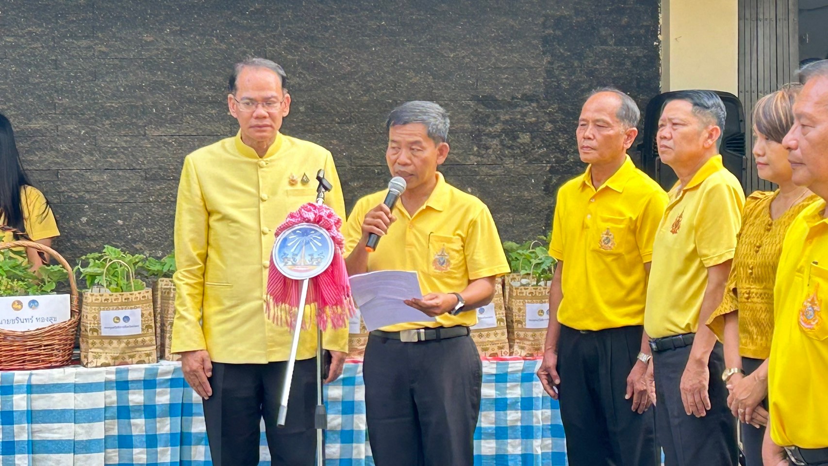 ผู้ว่าฯ ยโสธร นำส่วนราชการ สมาชิกกองทุนสวัสดิการจังหวัดยโสธร ปลูกผักสวนครัว เปลี่ยนพื้นที่ว่างเพื่อสร้างความมั่นคงทางอาหาร