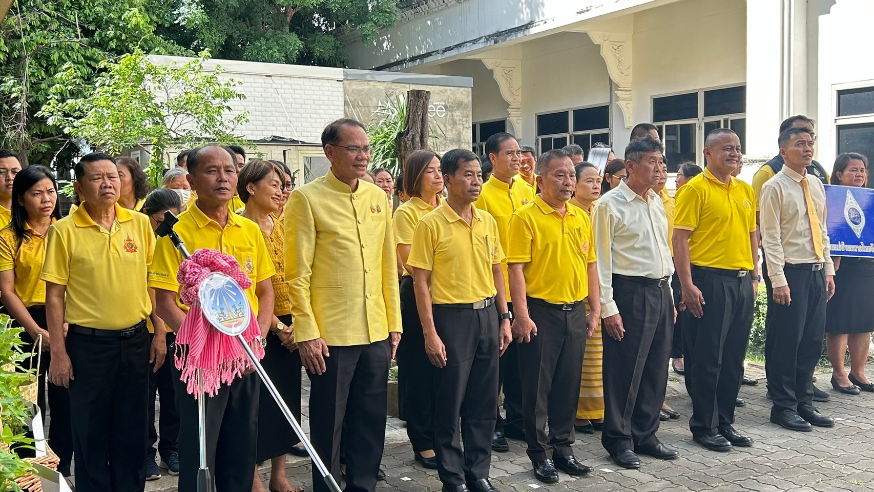 ผู้ว่าฯ ยโสธร นำส่วนราชการ สมาชิกกองทุนสวัสดิการจังหวัดยโสธร ปลูกผักสวนครัว เปลี่ยนพื้นที่ว่างเพื่อสร้างความมั่นคงทางอาหาร