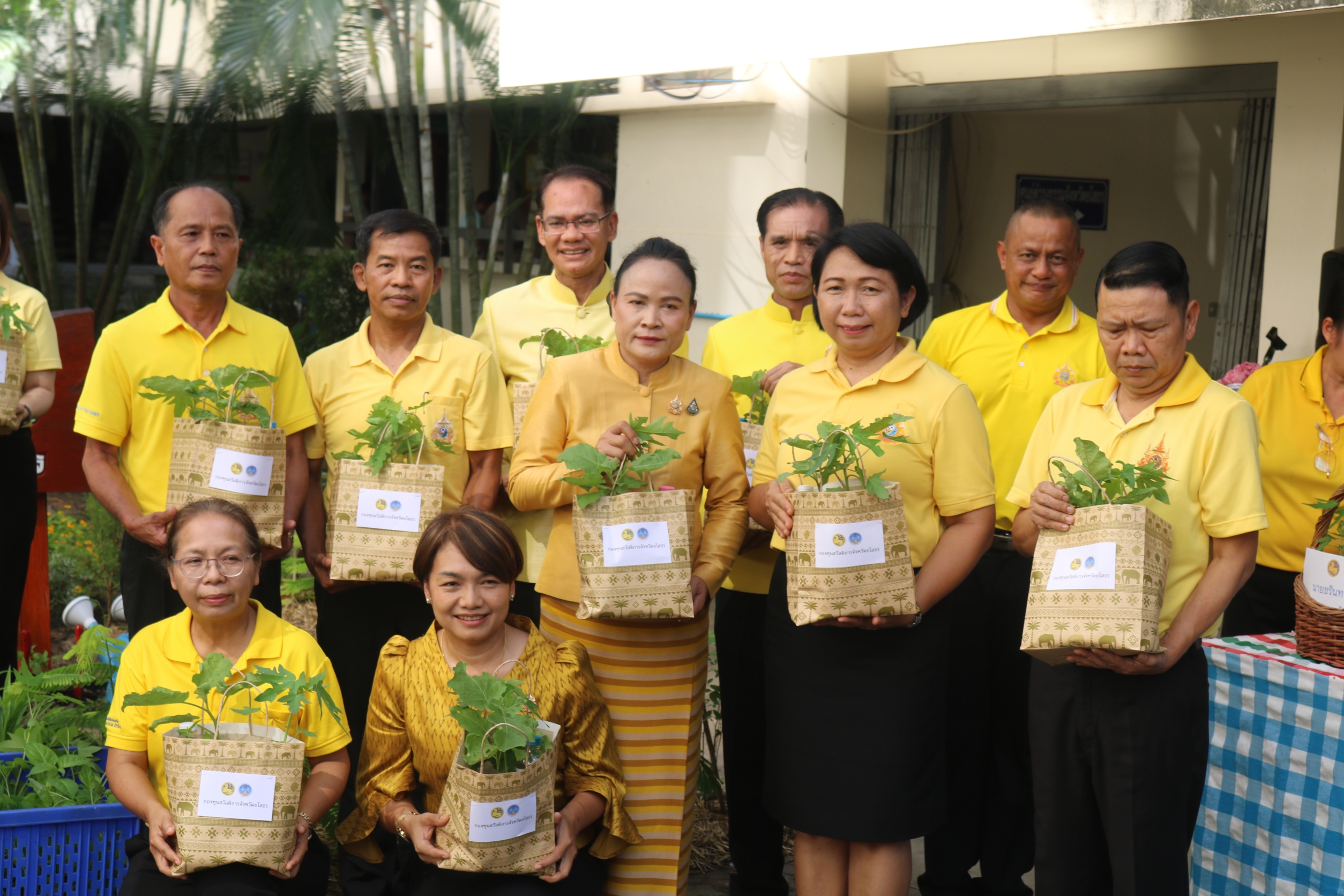 ผู้ว่าฯ ยโสธร นำส่วนราชการ สมาชิกกองทุนสวัสดิการจังหวัดยโสธร ปลูกผักสวนครัว เปลี่ยนพื้นที่ว่างเพื่อสร้างความมั่นคงทางอาหาร