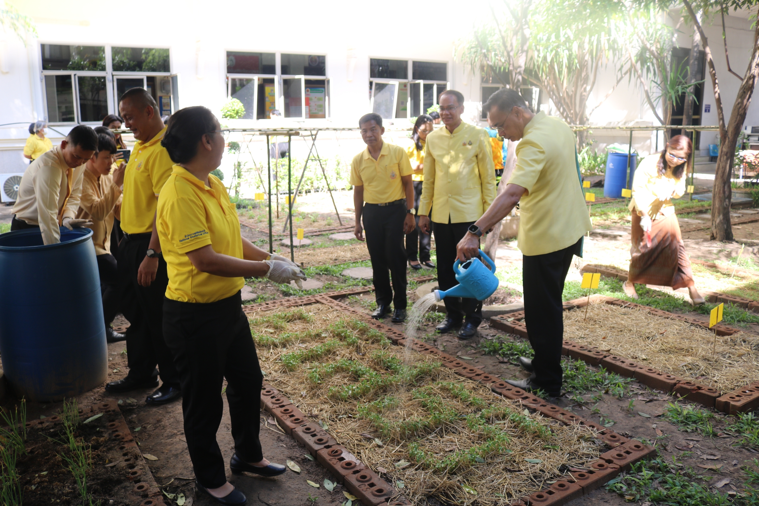 ผู้ว่าฯ ยโสธร นำส่วนราชการ สมาชิกกองทุนสวัสดิการจังหวัดยโสธร ปลูกผักสวนครัว เปลี่ยนพื้นที่ว่างเพื่อสร้างความมั่นคงทางอาหาร