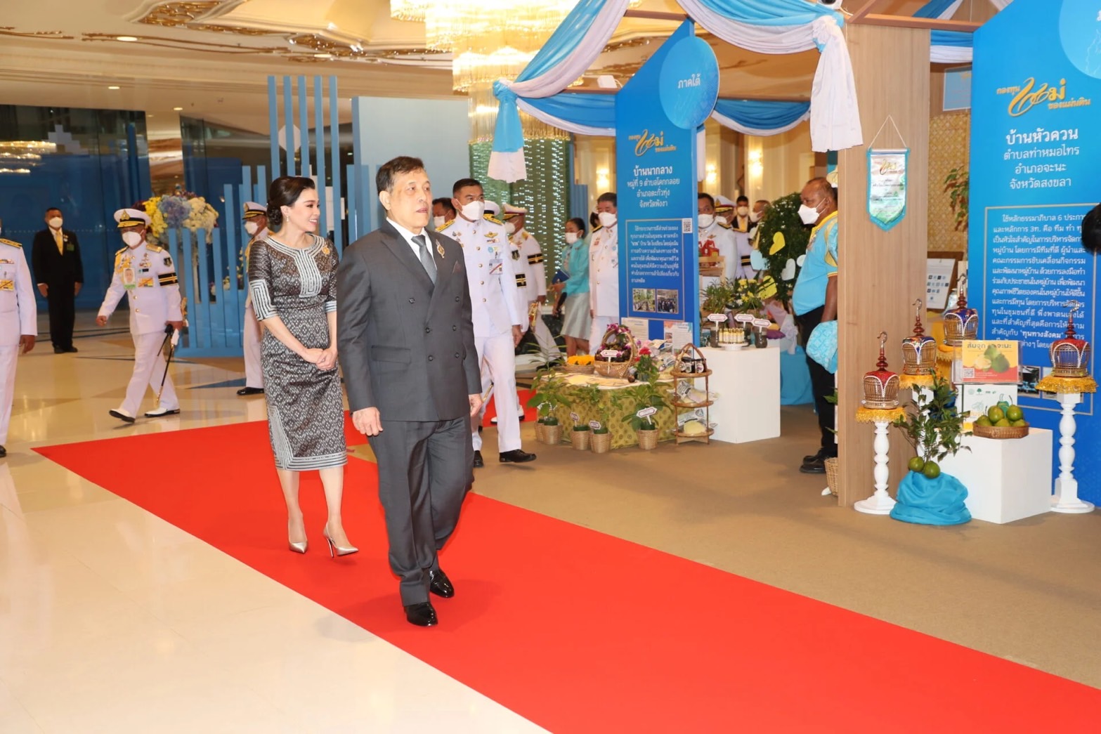 ผู้ว่ายโสธร นำหมู่บ้านต้นกล้ากองทุนแม่ของแผ่นดินเฝ้ารับเสด็จฯ พระบาทสมเด็จพระเจ้าอยู่หัว และสมเด็จพระนางเจ้าฯ พระบรมราชินี พระราชทานเงินขวัญถุงกองทุนแม่ของแผ่นดิน ในงานมหกรรมกองทุนแม่ของแผ่นดิน ประจำปี 2567 ภายใต้แนวคิด “2 ทศวรรษ กองทุนแม่ของแผ่นดิน ครอบครัวอบอุ่น ชุมชนเข้มแข็ง”