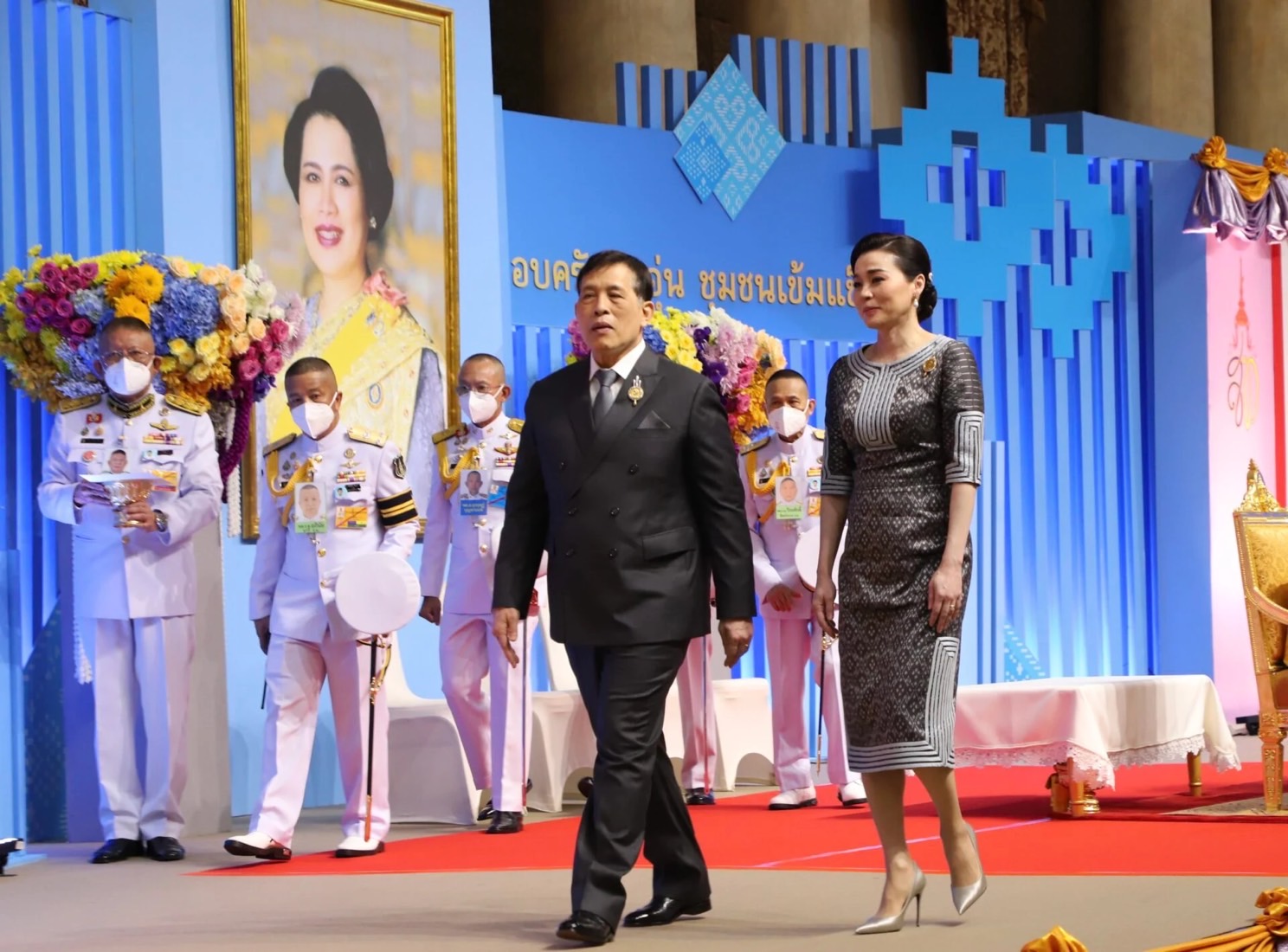 ผู้ว่ายโสธร นำหมู่บ้านต้นกล้ากองทุนแม่ของแผ่นดินเฝ้ารับเสด็จฯ พระบาทสมเด็จพระเจ้าอยู่หัว และสมเด็จพระนางเจ้าฯ พระบรมราชินี พระราชทานเงินขวัญถุงกองทุนแม่ของแผ่นดิน ในงานมหกรรมกองทุนแม่ของแผ่นดิน ประจำปี 2567 ภายใต้แนวคิด “2 ทศวรรษ กองทุนแม่ของแผ่นดิน ครอบครัวอบอุ่น ชุมชนเข้มแข็ง”