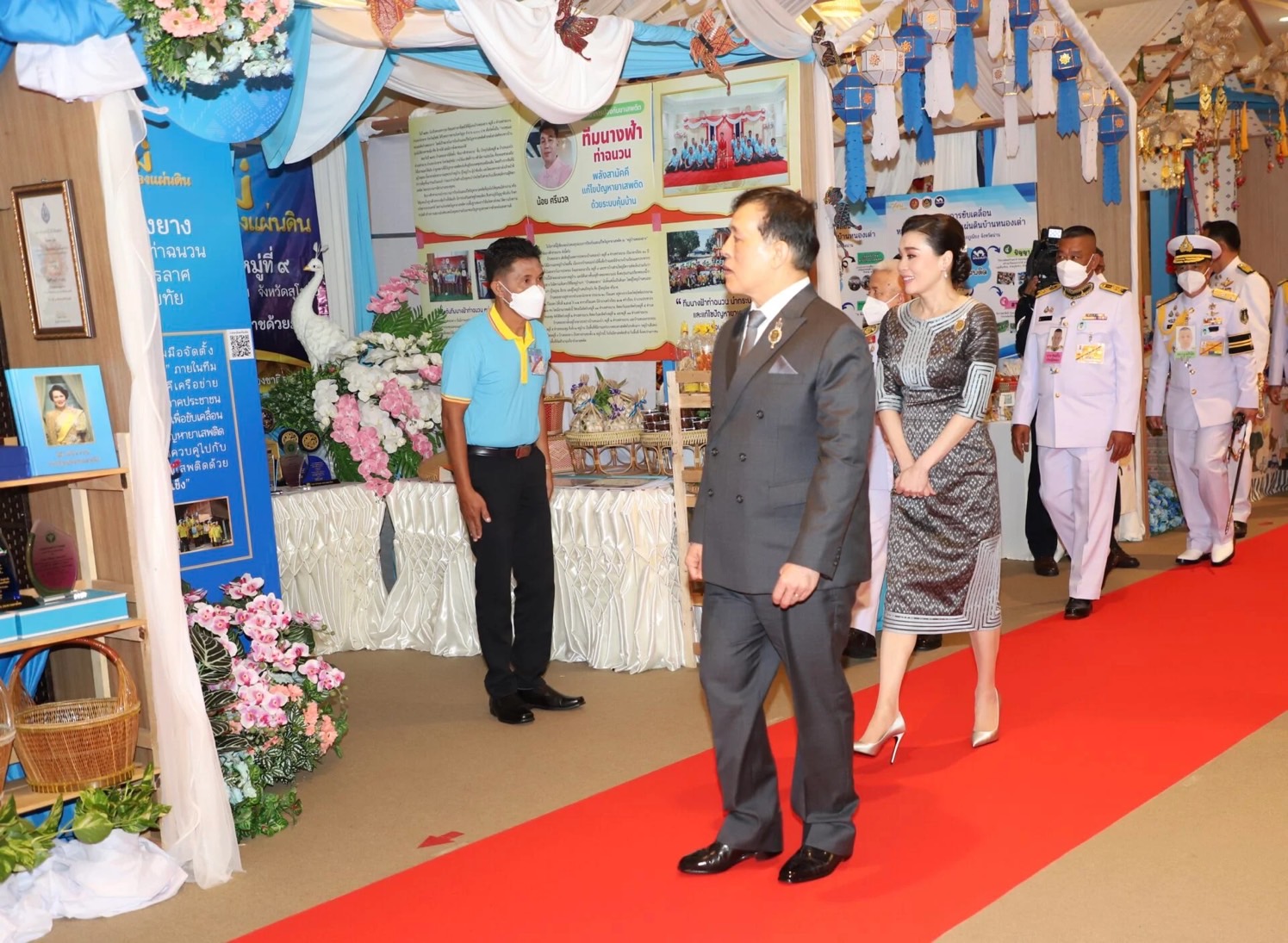 ผู้ว่ายโสธร นำหมู่บ้านต้นกล้ากองทุนแม่ของแผ่นดินเฝ้ารับเสด็จฯ พระบาทสมเด็จพระเจ้าอยู่หัว และสมเด็จพระนางเจ้าฯ พระบรมราชินี พระราชทานเงินขวัญถุงกองทุนแม่ของแผ่นดิน ในงานมหกรรมกองทุนแม่ของแผ่นดิน ประจำปี 2567 ภายใต้แนวคิด “2 ทศวรรษ กองทุนแม่ของแผ่นดิน ครอบครัวอบอุ่น ชุมชนเข้มแข็ง”