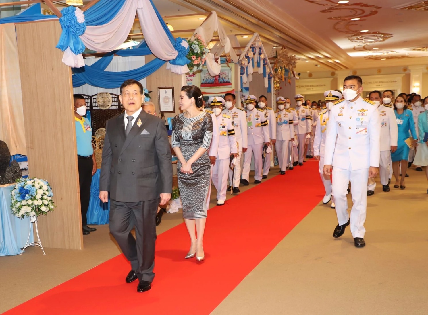 ผู้ว่ายโสธร นำหมู่บ้านต้นกล้ากองทุนแม่ของแผ่นดินเฝ้ารับเสด็จฯ พระบาทสมเด็จพระเจ้าอยู่หัว และสมเด็จพระนางเจ้าฯ พระบรมราชินี พระราชทานเงินขวัญถุงกองทุนแม่ของแผ่นดิน ในงานมหกรรมกองทุนแม่ของแผ่นดิน ประจำปี 2567 ภายใต้แนวคิด “2 ทศวรรษ กองทุนแม่ของแผ่นดิน ครอบครัวอบอุ่น ชุมชนเข้มแข็ง”