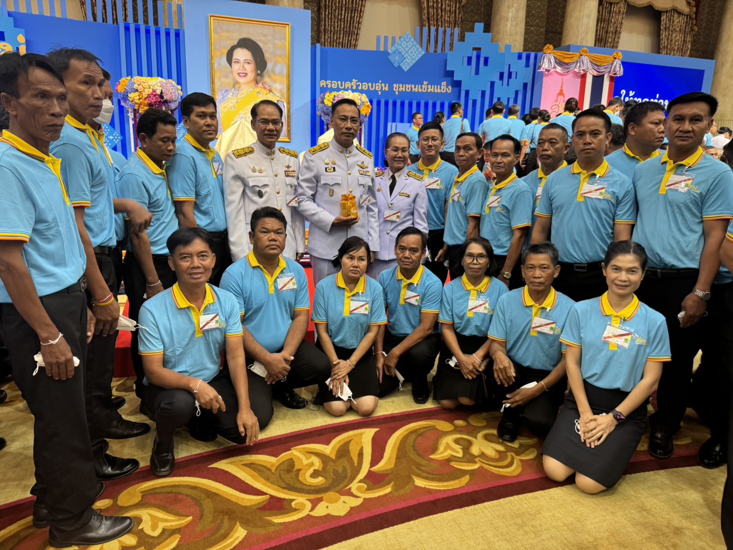 ผู้ว่ายโสธร นำหมู่บ้านต้นกล้ากองทุนแม่ของแผ่นดินเฝ้ารับเสด็จฯ พระบาทสมเด็จพระเจ้าอยู่หัว และสมเด็จพระนางเจ้าฯ พระบรมราชินี พระราชทานเงินขวัญถุงกองทุนแม่ของแผ่นดิน ในงานมหกรรมกองทุนแม่ของแผ่นดิน ประจำปี 2567 ภายใต้แนวคิด “2 ทศวรรษ กองทุนแม่ของแผ่นดิน ครอบครัวอบอุ่น ชุมชนเข้มแข็ง”