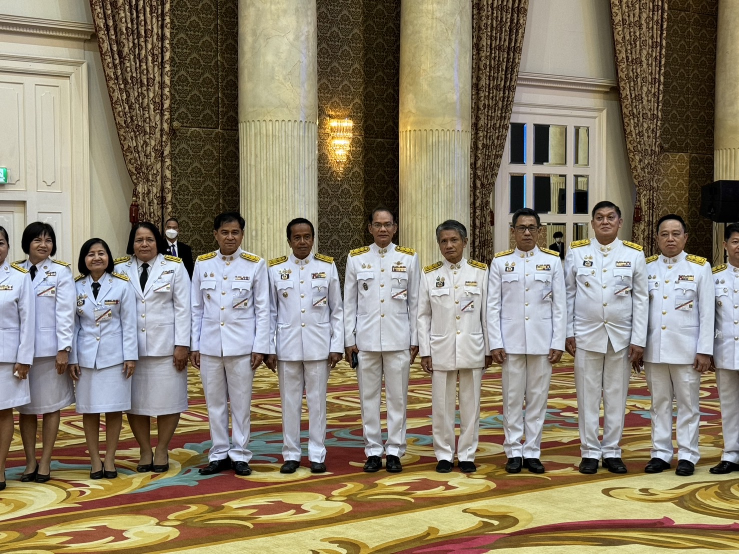 ผู้ว่ายโสธร นำหมู่บ้านต้นกล้ากองทุนแม่ของแผ่นดินเฝ้ารับเสด็จฯ พระบาทสมเด็จพระเจ้าอยู่หัว และสมเด็จพระนางเจ้าฯ พระบรมราชินี พระราชทานเงินขวัญถุงกองทุนแม่ของแผ่นดิน ในงานมหกรรมกองทุนแม่ของแผ่นดิน ประจำปี 2567 ภายใต้แนวคิด “2 ทศวรรษ กองทุนแม่ของแผ่นดิน ครอบครัวอบอุ่น ชุมชนเข้มแข็ง”