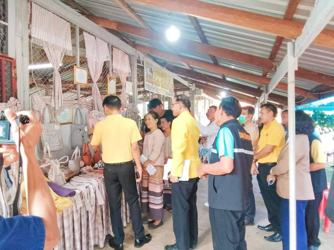 พช ยโสธร ร่วมลงพื้นที่กับ กมธ.แก้ปัญหาหนี้สิน ศึกษาดูงานกลุ่มวิสาหกิจชุมชนทอผ้าฝ้ายย้อมสีธรรมชาติ อำเภอกุดชุม จังหวัดยโสธร