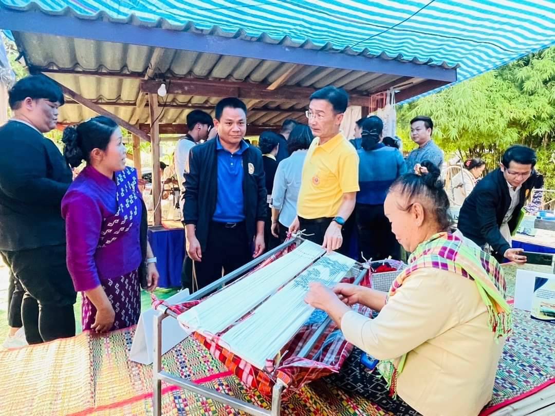 พช ยโสธร ร่วมลงพื้นที่กับ กมธ.แก้ปัญหาหนี้สิน ศึกษาดูงานกลุ่มวิสาหกิจชุมชนทอผ้าฝ้ายย้อมสีธรรมชาติ อำเภอกุดชุม จังหวัดยโสธร