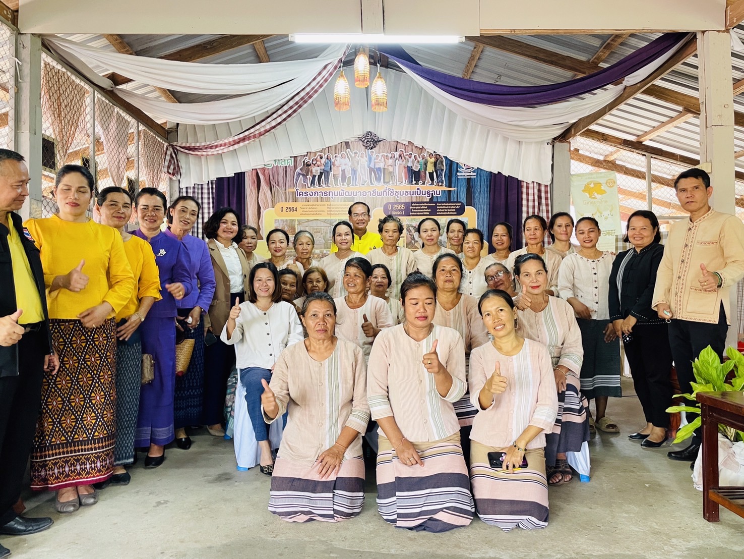 พช ยโสธร ร่วมลงพื้นที่กับ กมธ.แก้ปัญหาหนี้สิน ศึกษาดูงานกลุ่มวิสาหกิจชุมชนทอผ้าฝ้ายย้อมสีธรรมชาติ อำเภอกุดชุม จังหวัดยโสธร