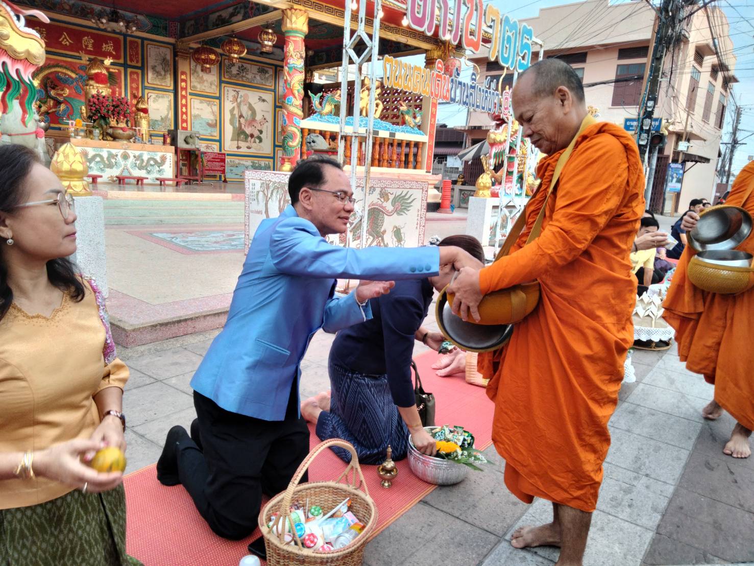 พช.ยโสธร  ร่วมกิจกรรมทำบุญตักบาตรย้อนยุควิถีถิ่น วิถีไทย ถนนคนเดินยโสธร เมืองเก่าบ้านสิงห์ท่า จังหวัดยโสธร