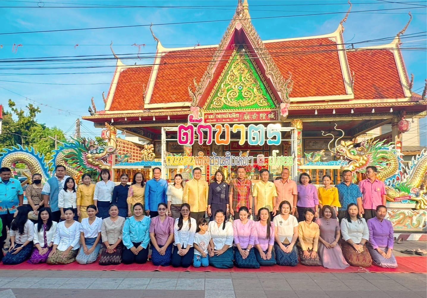 พช.ยโสธร  ร่วมกิจกรรมทำบุญตักบาตรย้อนยุควิถีถิ่น วิถีไทย ถนนคนเดินยโสธร เมืองเก่าบ้านสิงห์ท่า จังหวัดยโสธร