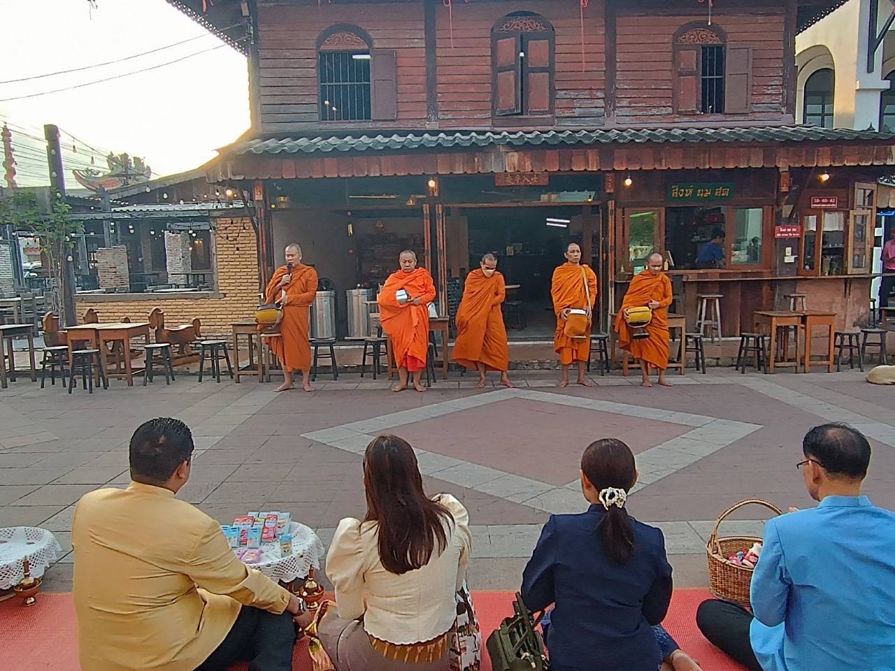 พช.ยโสธร  ร่วมกิจกรรมทำบุญตักบาตรย้อนยุควิถีถิ่น วิถีไทย ถนนคนเดินยโสธร เมืองเก่าบ้านสิงห์ท่า จังหวัดยโสธร