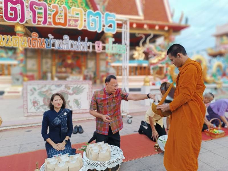 พช.ยโสธร  ร่วมกิจกรรมทำบุญตักบาตรย้อนยุควิถีถิ่น วิถีไทย ถนนคนเดินยโสธร เมืองเก่าบ้านสิงห์ท่า จังหวัดยโสธร