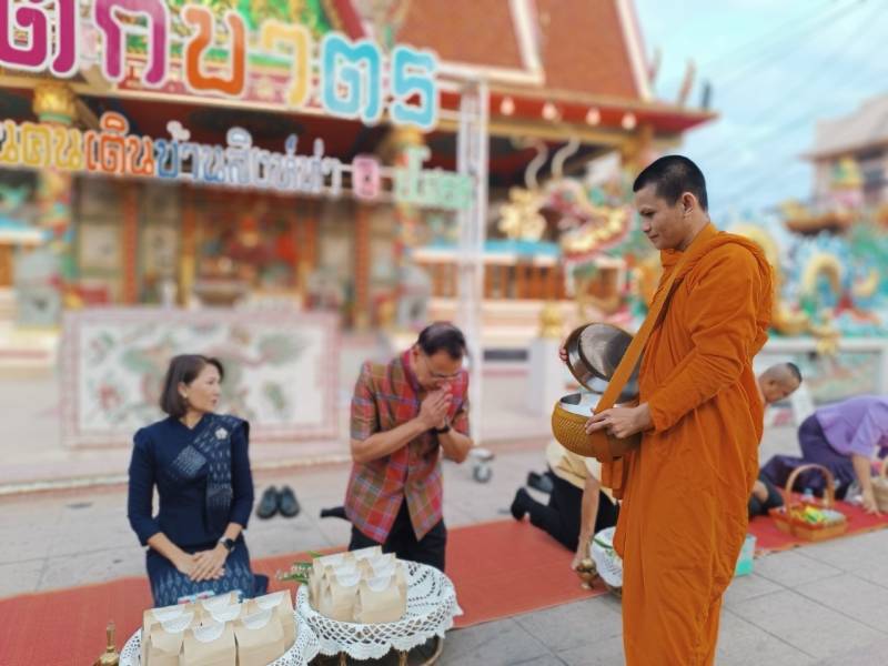 พช.ยโสธร  ร่วมกิจกรรมทำบุญตักบาตรย้อนยุควิถีถิ่น วิถีไทย ถนนคนเดินยโสธร เมืองเก่าบ้านสิงห์ท่า จังหวัดยโสธร