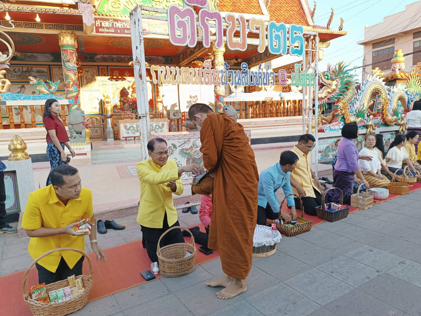พช ยโสธร  ร่วมกิจกรรมทำบุญตักบาตรย้อนยุควิถีถิ่น วิถีไทย ถนนคนเดินยโสธร เมืองเก่าบ้านสิงห์ท่า จังหวัดยโสธร