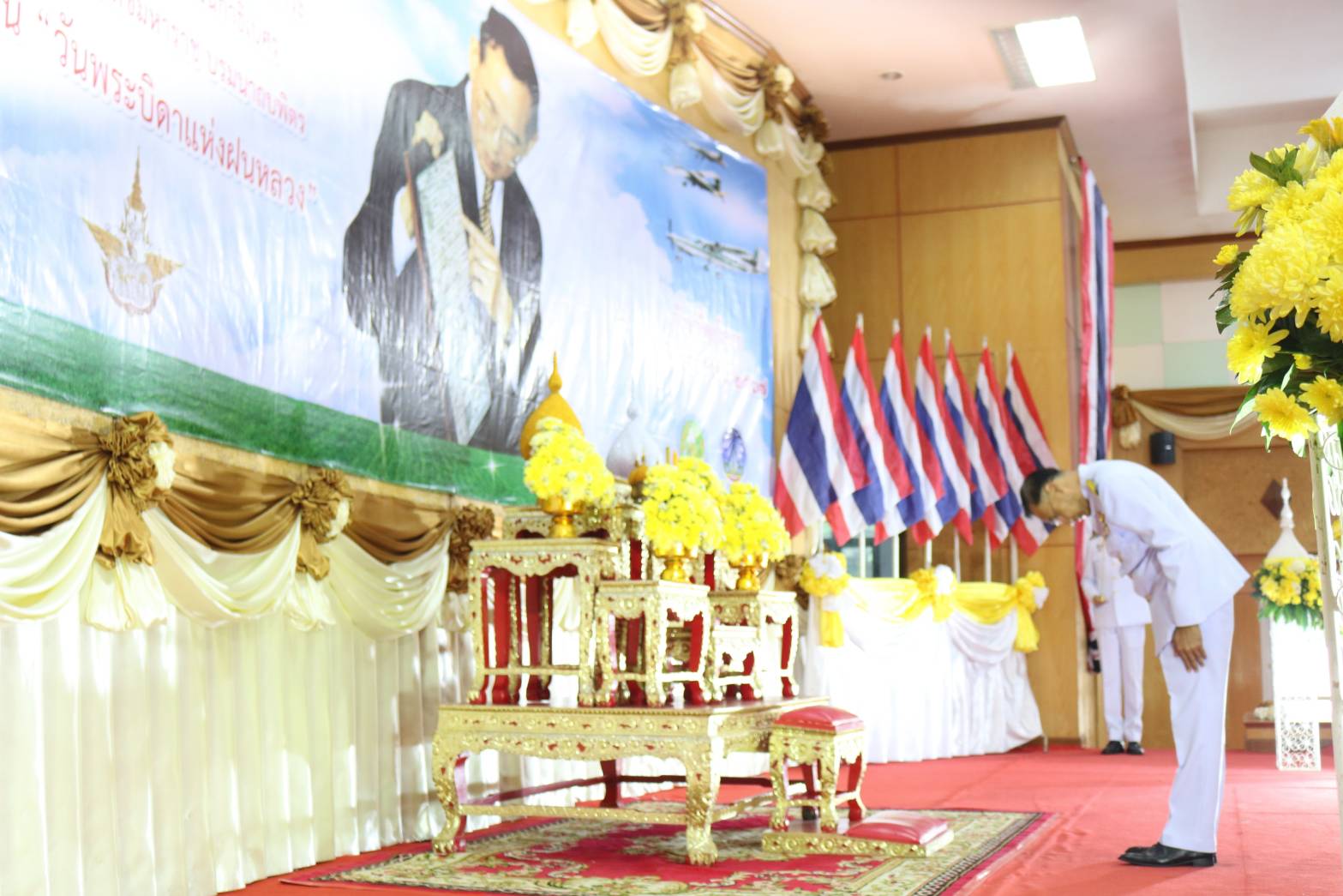 พช.ยโสธร  ร่วมพิธีวางพานพุ่มดอกไม้สดเนื่องในวันพระบิดาแห่งฝนหลวง ประจำปี 2567