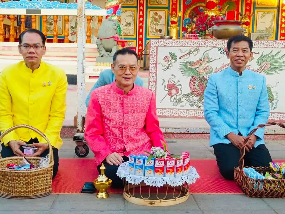 พช ยโสธร  ร่วมกิจกรรมทำบุญตักบาตรย้อนยุควิถีถิ่น วิถีไทย ถนนคนเดินยโสธร เมืองเก่าบ้านสิงห์ท่า จังหวัดยโสธร