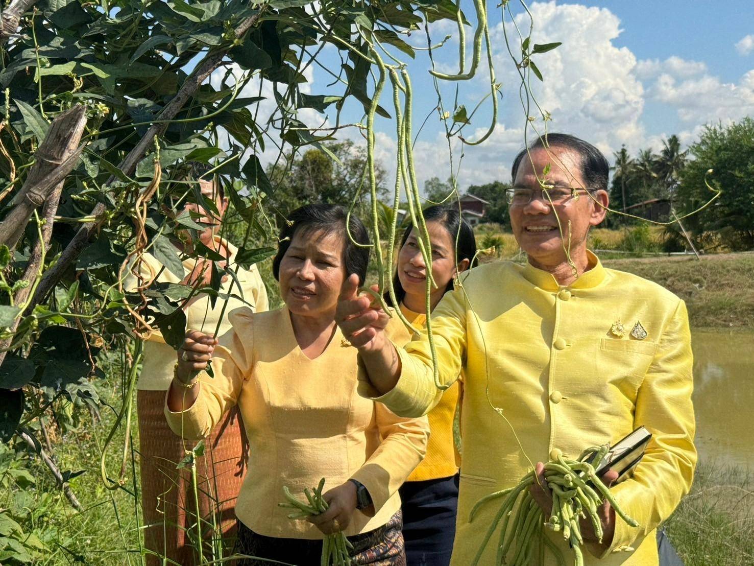 ผู้ตรวจราชการกรมฯ…ลงพื้นที่ตรวจติดตามผลการดำเนินงานแปลงโคกหนองนา พื้นที่อำเภอทรายมูล จังหวัดยโสธร