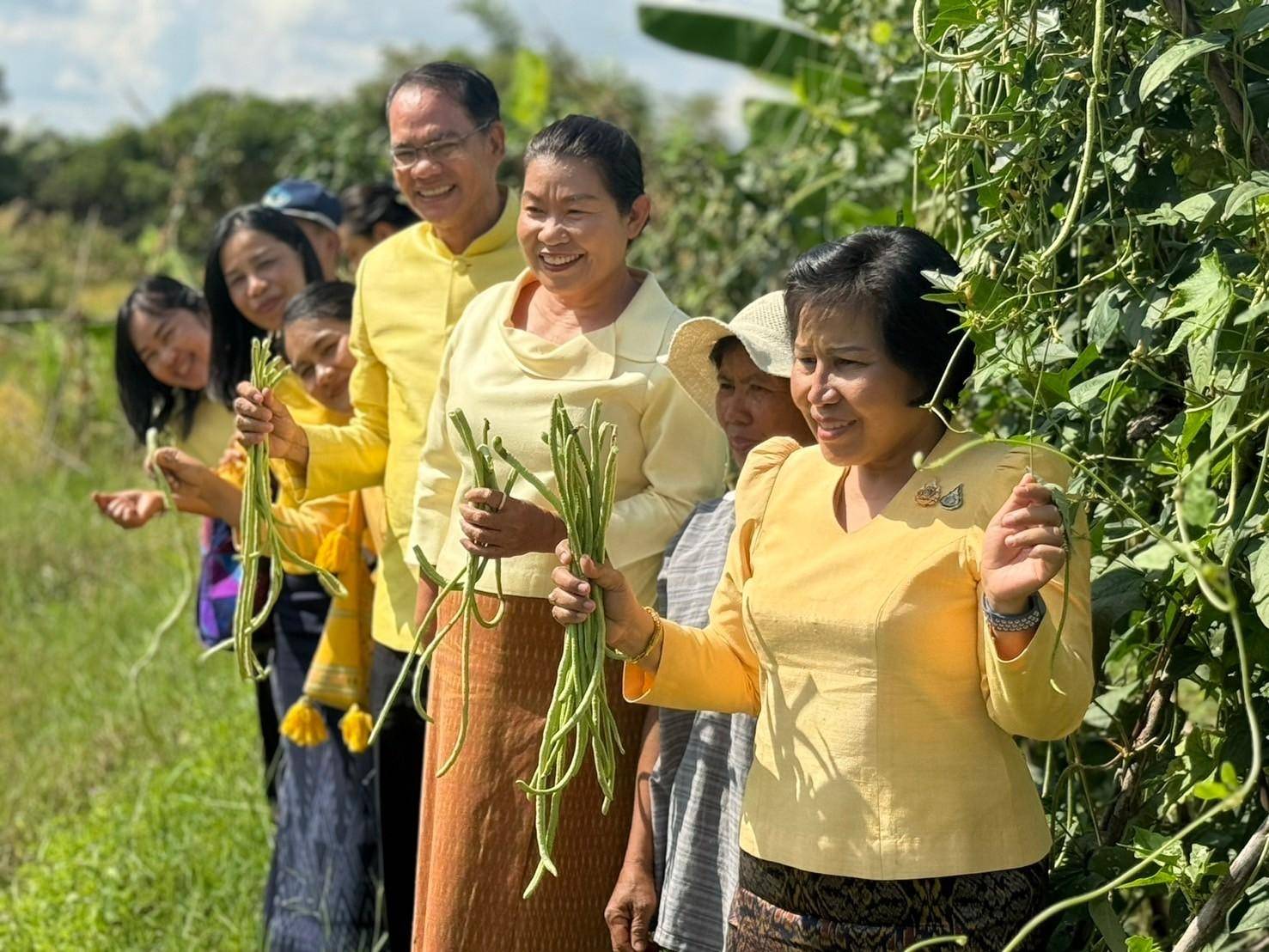 ผู้ตรวจราชการกรมฯ…ลงพื้นที่ตรวจติดตามผลการดำเนินงานแปลงโคกหนองนา พื้นที่อำเภอทรายมูล จังหวัดยโสธร