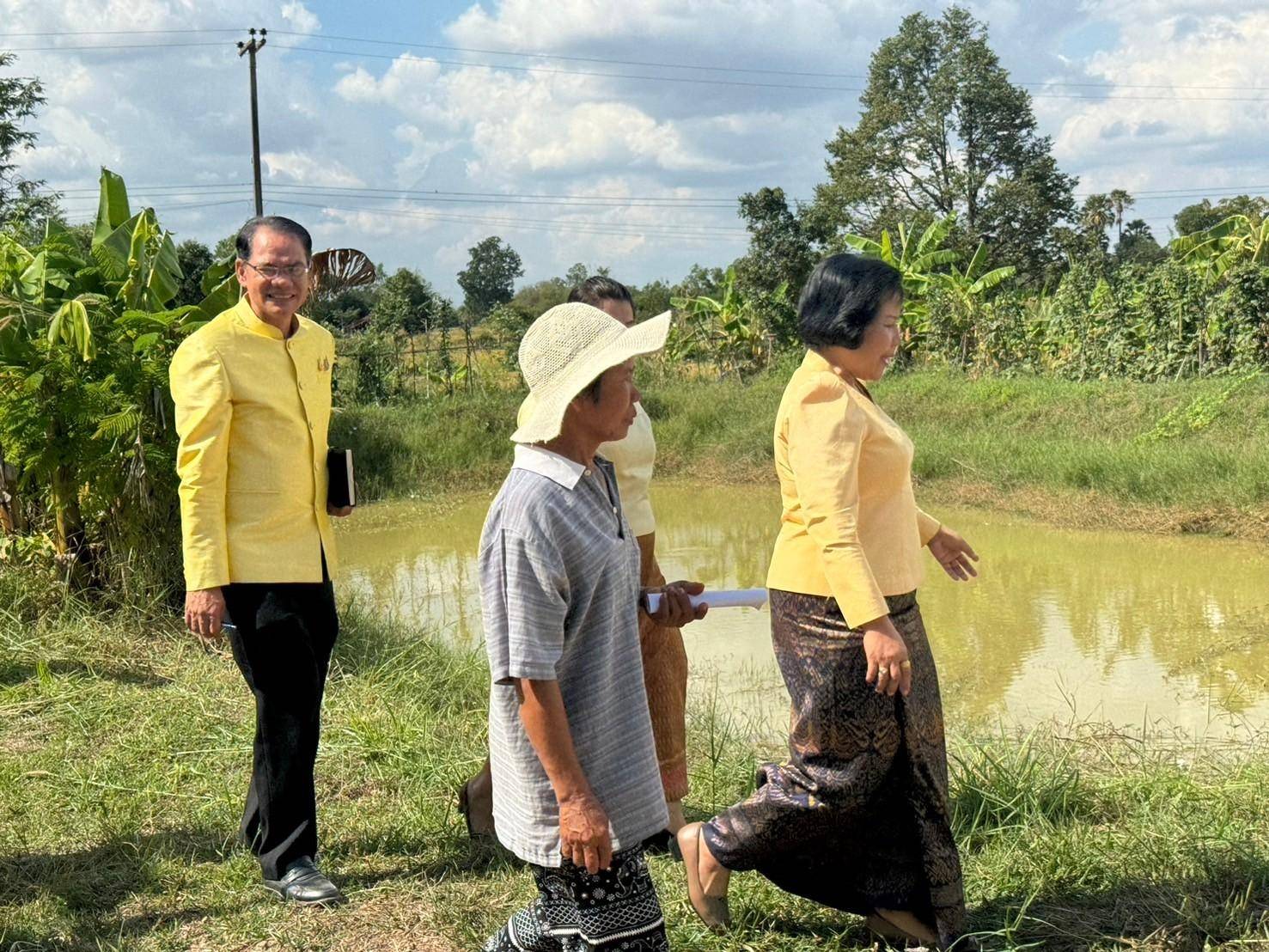 ผู้ตรวจราชการกรมฯ…ลงพื้นที่ตรวจติดตามผลการดำเนินงานแปลงโคกหนองนา พื้นที่อำเภอทรายมูล จังหวัดยโสธร