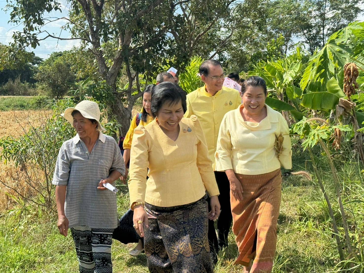 ผู้ตรวจราชการกรมฯ…ลงพื้นที่ตรวจติดตามผลการดำเนินงานแปลงโคกหนองนา พื้นที่อำเภอทรายมูล จังหวัดยโสธร