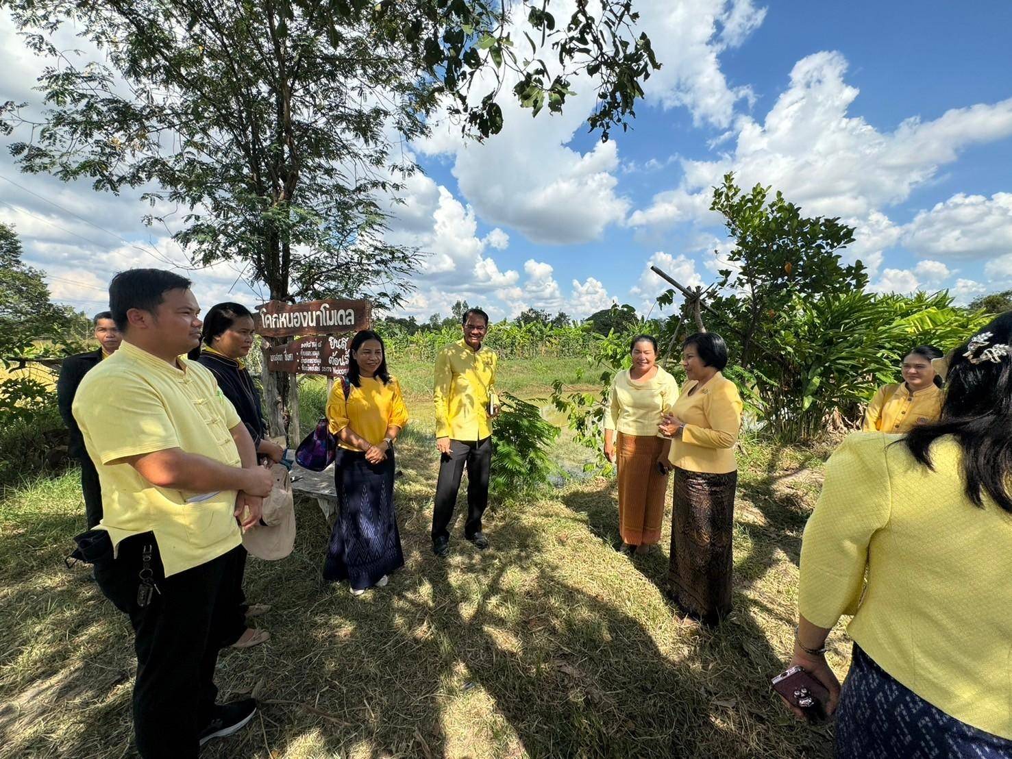 ผู้ตรวจราชการกรมฯ…ลงพื้นที่ตรวจติดตามผลการดำเนินงานแปลงโคกหนองนา พื้นที่อำเภอทรายมูล จังหวัดยโสธร