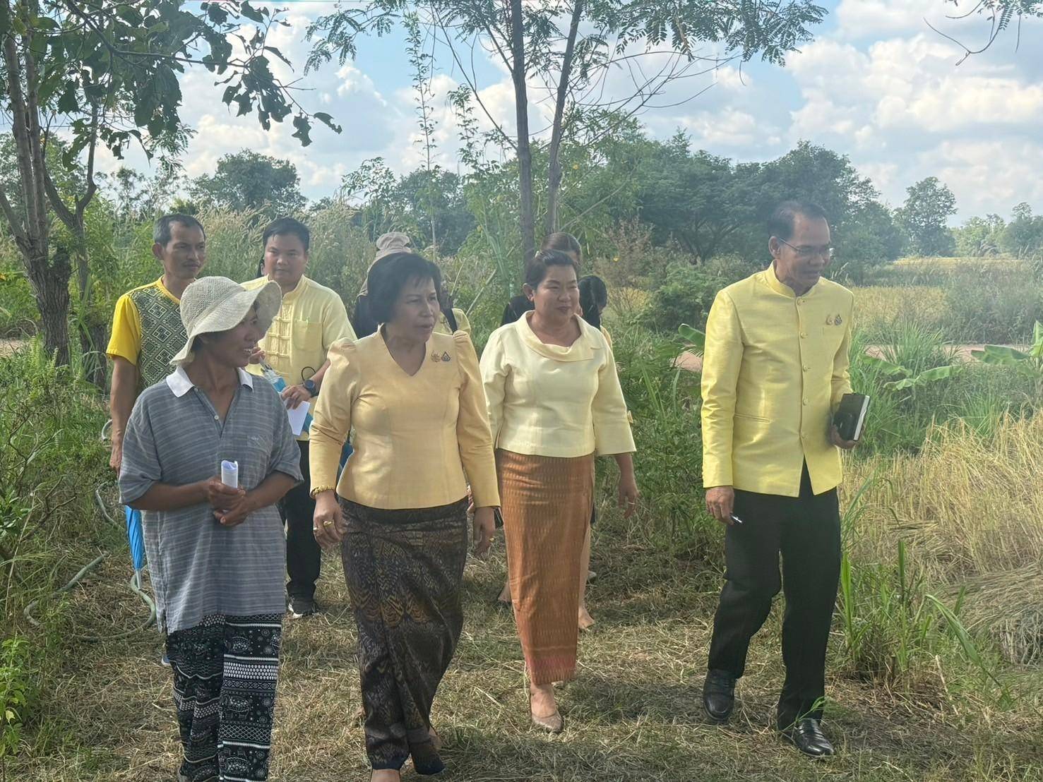 ผู้ตรวจราชการกรมฯ…ลงพื้นที่ตรวจติดตามผลการดำเนินงานแปลงโคกหนองนา พื้นที่อำเภอทรายมูล จังหวัดยโสธร