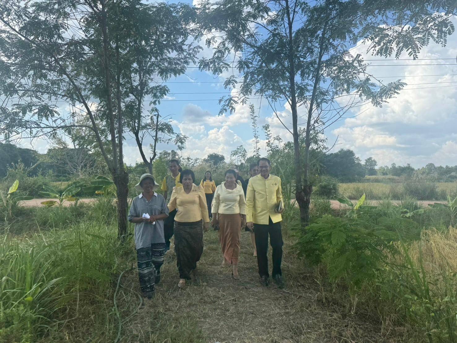 ผู้ตรวจราชการกรมฯ…ลงพื้นที่ตรวจติดตามผลการดำเนินงานแปลงโคกหนองนา พื้นที่อำเภอทรายมูล จังหวัดยโสธร