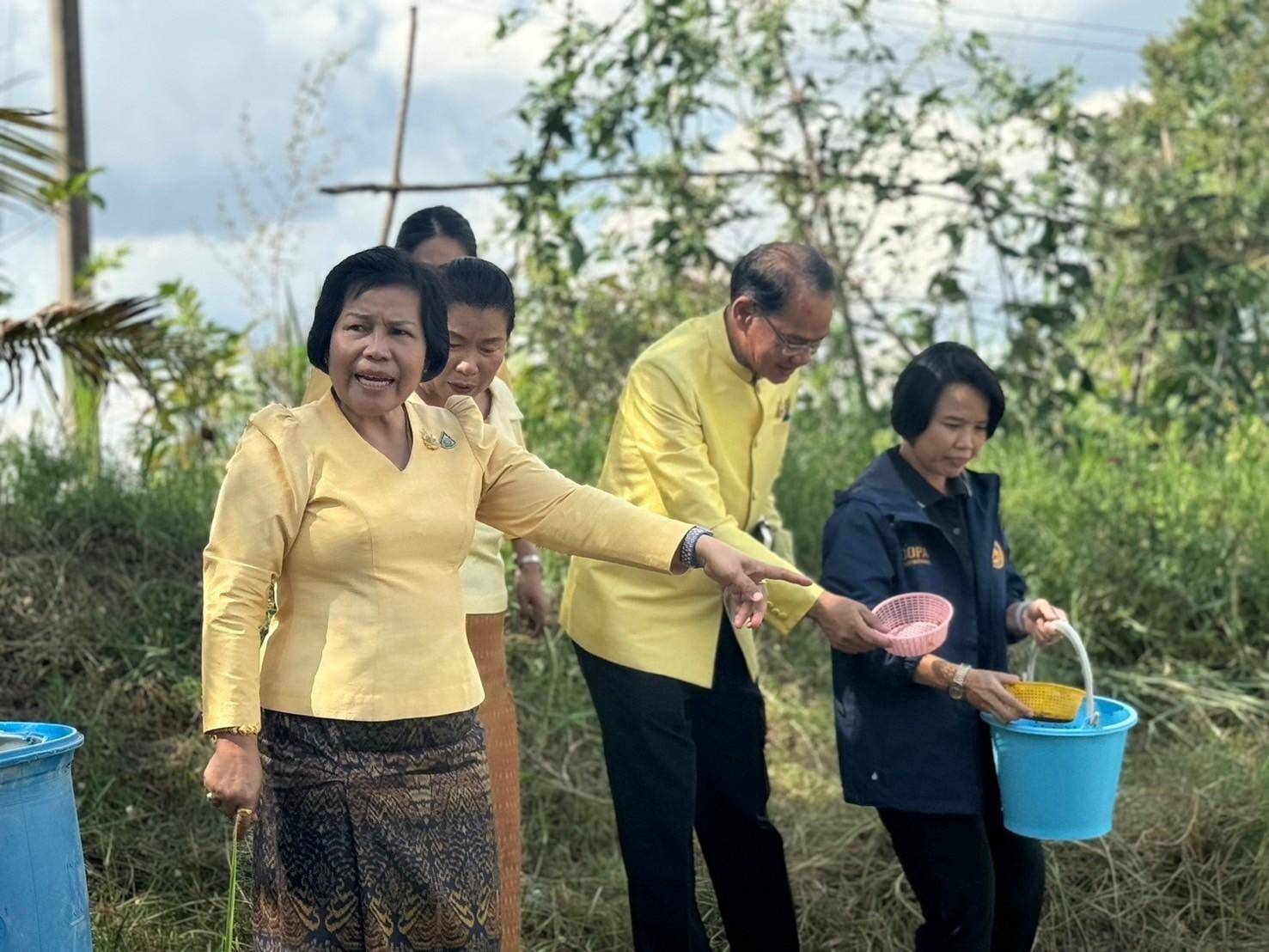 ผู้ตรวจราชการกรมฯ…ลงพื้นที่ตรวจติดตามผลการดำเนินงานแปลงโคกหนองนา พื้นที่อำเภอทรายมูล จังหวัดยโสธร