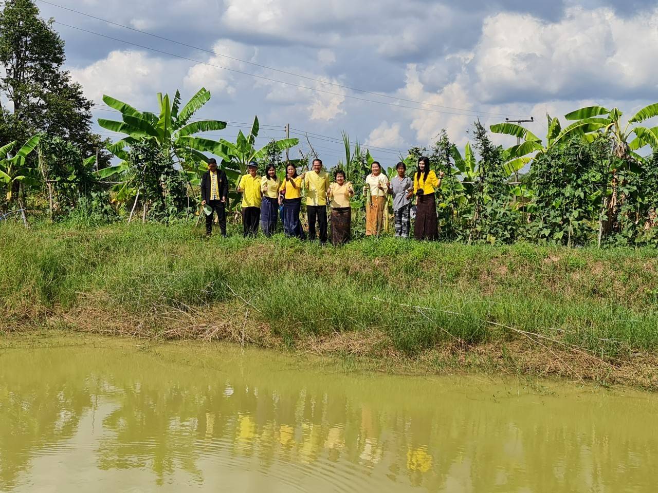 ผู้ตรวจราชการกรมฯ…ลงพื้นที่ตรวจติดตามผลการดำเนินงานแปลงโคกหนองนา พื้นที่อำเภอทรายมูล จังหวัดยโสธร