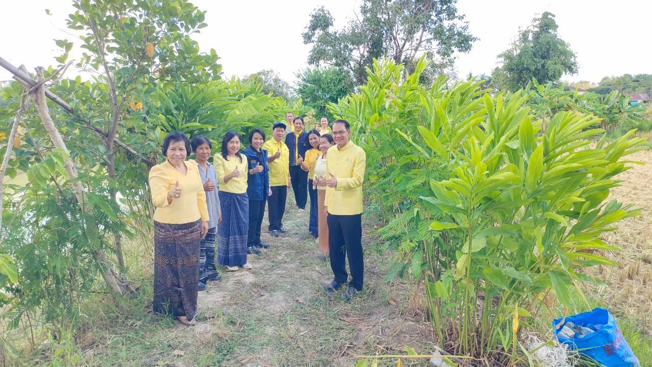 ผู้ตรวจราชการกรมฯ…ลงพื้นที่ตรวจติดตามผลการดำเนินงานแปลงโคกหนองนา พื้นที่อำเภอทรายมูล จังหวัดยโสธร