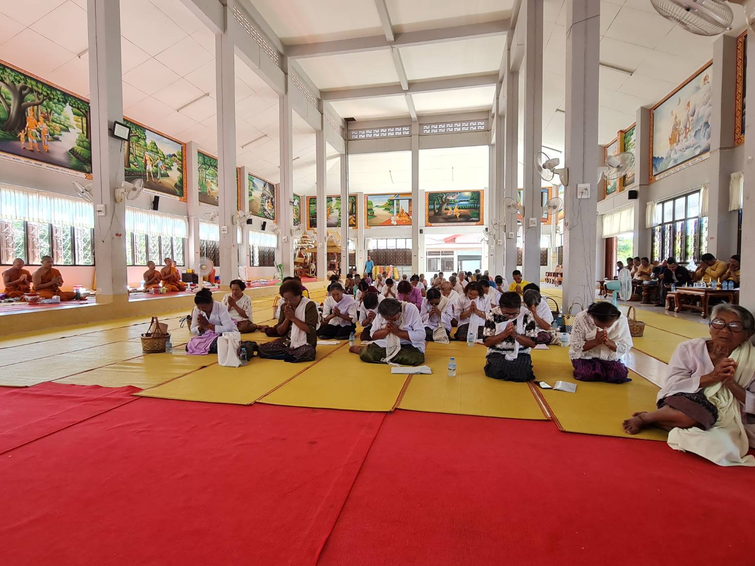 พช.ยโสธร นายบรรลือ พลับพลึง พัฒนาการจังหวัดยโสธร เป็นประธานถวายภัตตาหารเพลและน้ำปานะ