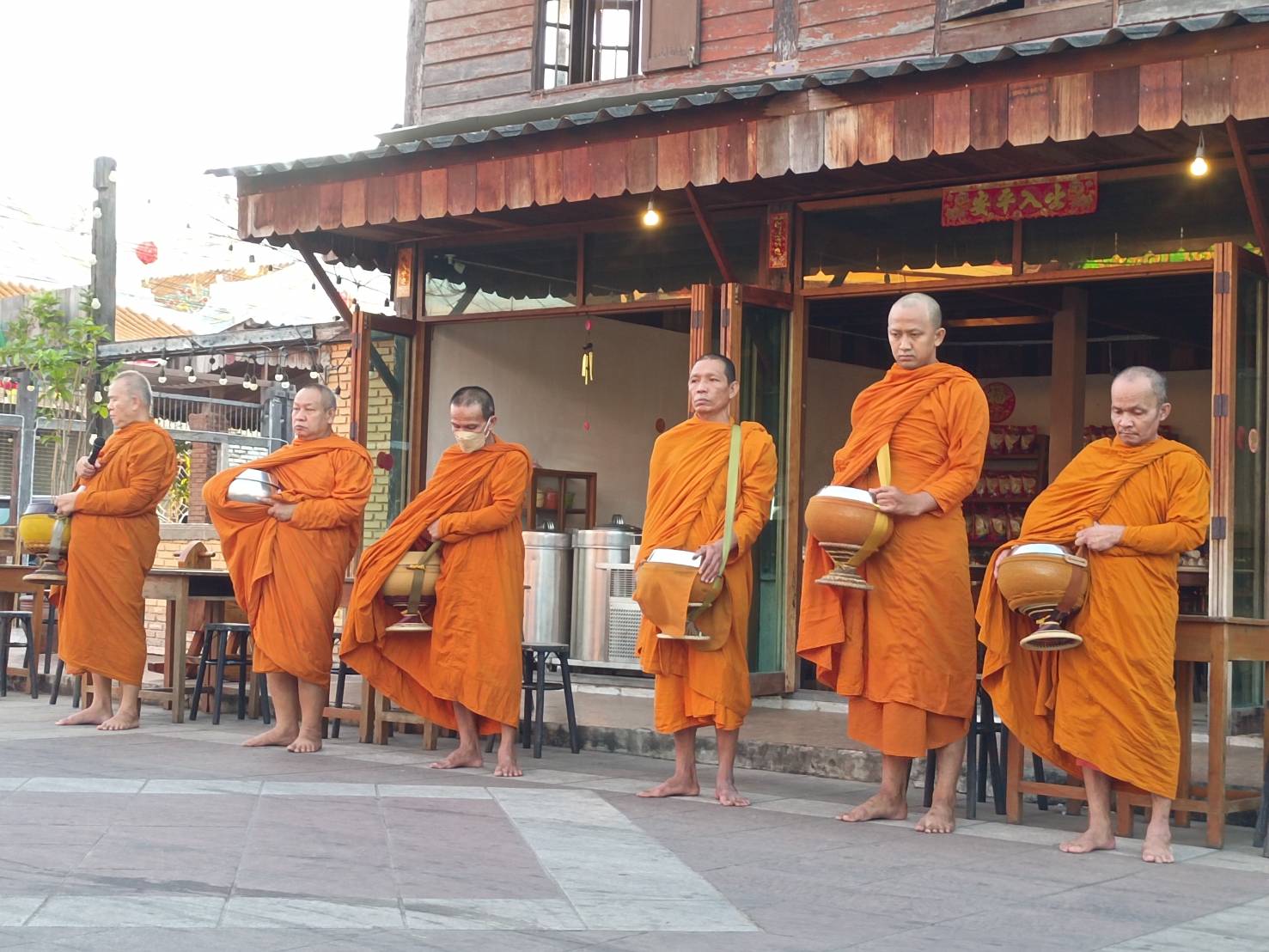 พช ยโสธร  ร่วมกิจกรรมทำบุญตักบาตรย้อนยุควิถีถิ่น วิถีไทย ถนนคนเดินยโสธร เมืองเก่าบ้านสิงห์ท่า จังหวัดยโสธร