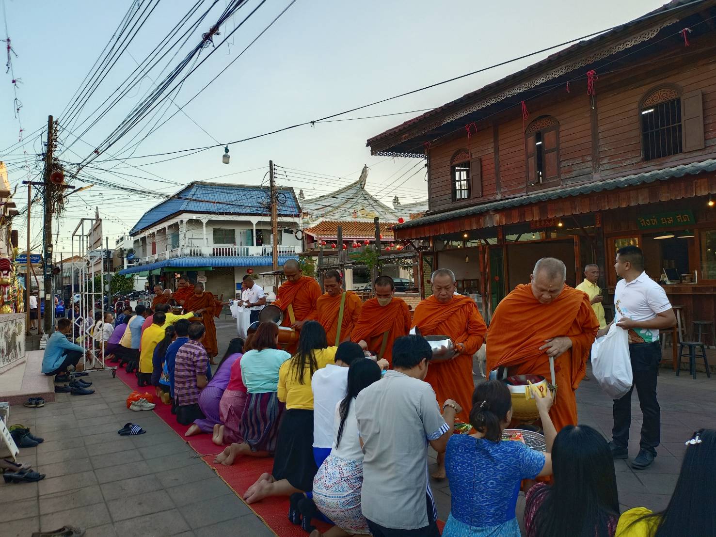 พช ยโสธร  ร่วมกิจกรรมทำบุญตักบาตรย้อนยุควิถีถิ่น วิถีไทย ถนนคนเดินยโสธร เมืองเก่าบ้านสิงห์ท่า จังหวัดยโสธร