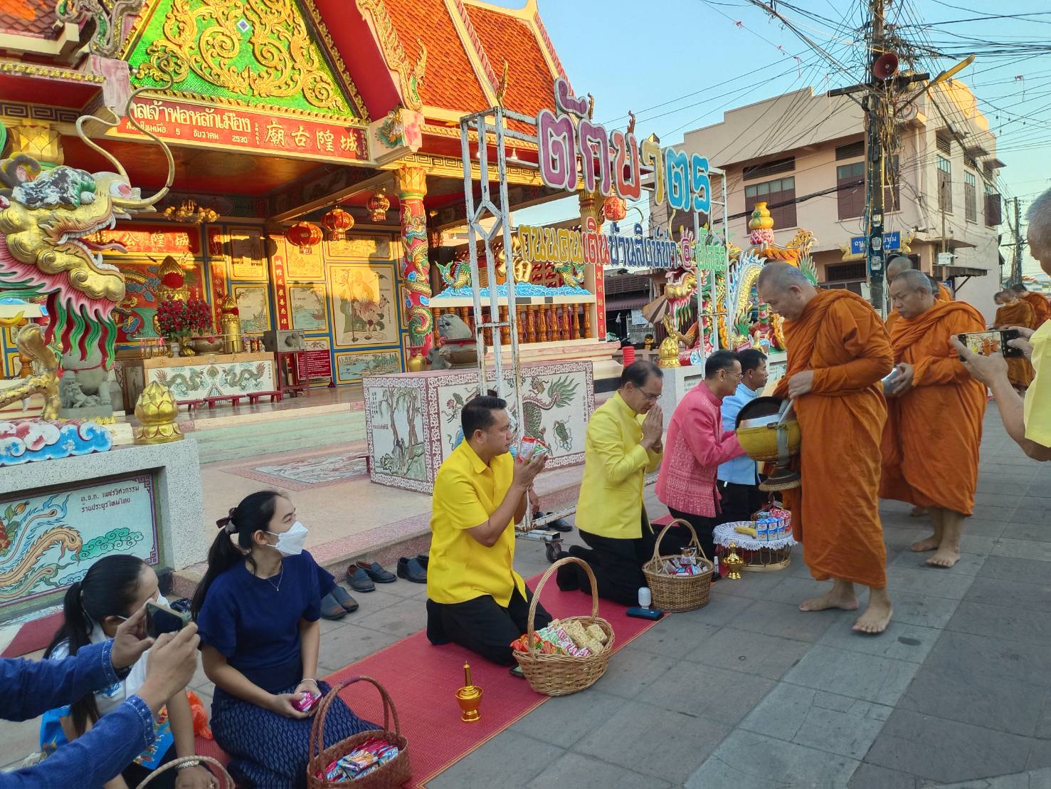 พช ยโสธร  ร่วมกิจกรรมทำบุญตักบาตรย้อนยุควิถีถิ่น วิถีไทย ถนนคนเดินยโสธร เมืองเก่าบ้านสิงห์ท่า จังหวัดยโสธร