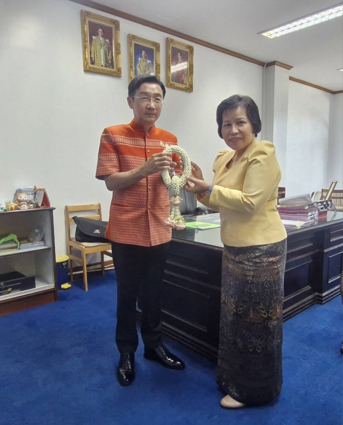 ผู้ตรวจราชการกรม (นางนวลจันทร์ ศรีมงคล) ปฏิบัติหน้าที่ผู้อำนวยการศูนย์ศึกษาและพัฒนาชุมชนอุบลราชธานี เข้าคาราวะท่านผู้ว่าราชการจังหวัดยโสธร (นายชรินทร์ ทองสุข) และ รองผู้ว่าราชการจังหวัดยโสธร (นายชาญชัย ศรศรีวิชัย) เพื่อหารือข้อราชการ เนื่องในโอกาสมาปฏิบัติหน้าที่ผู้อำนวยการศูนย์ศึกษาและพัฒนาชุมชนอุบลราชธานี