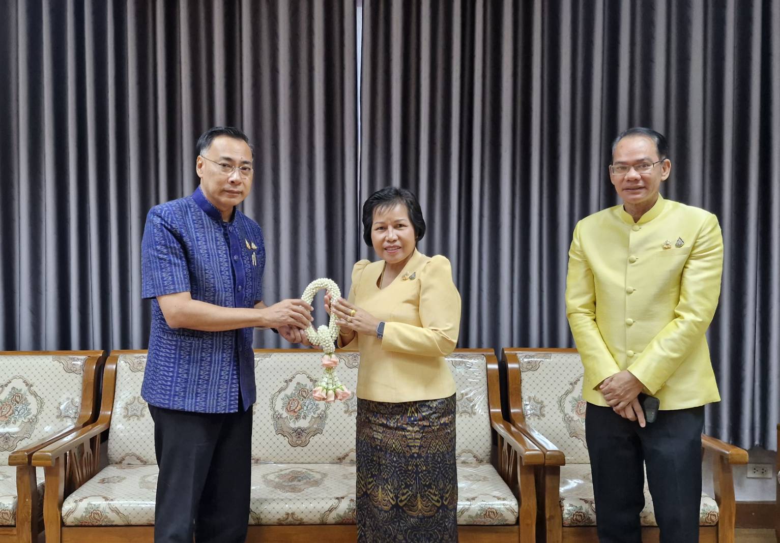 ผู้ตรวจราชการกรม (นางนวลจันทร์ ศรีมงคล) ปฏิบัติหน้าที่ผู้อำนวยการศูนย์ศึกษาและพัฒนาชุมชนอุบลราชธานี เข้าคาราวะท่านผู้ว่าราชการจังหวัดยโสธร (นายชรินทร์ ทองสุข) และ รองผู้ว่าราชการจังหวัดยโสธร (นายชาญชัย ศรศรีวิชัย) เพื่อหารือข้อราชการ เนื่องในโอกาสมาปฏิบัติหน้าที่ผู้อำนวยการศูนย์ศึกษาและพัฒนาชุมชนอุบลราชธานี