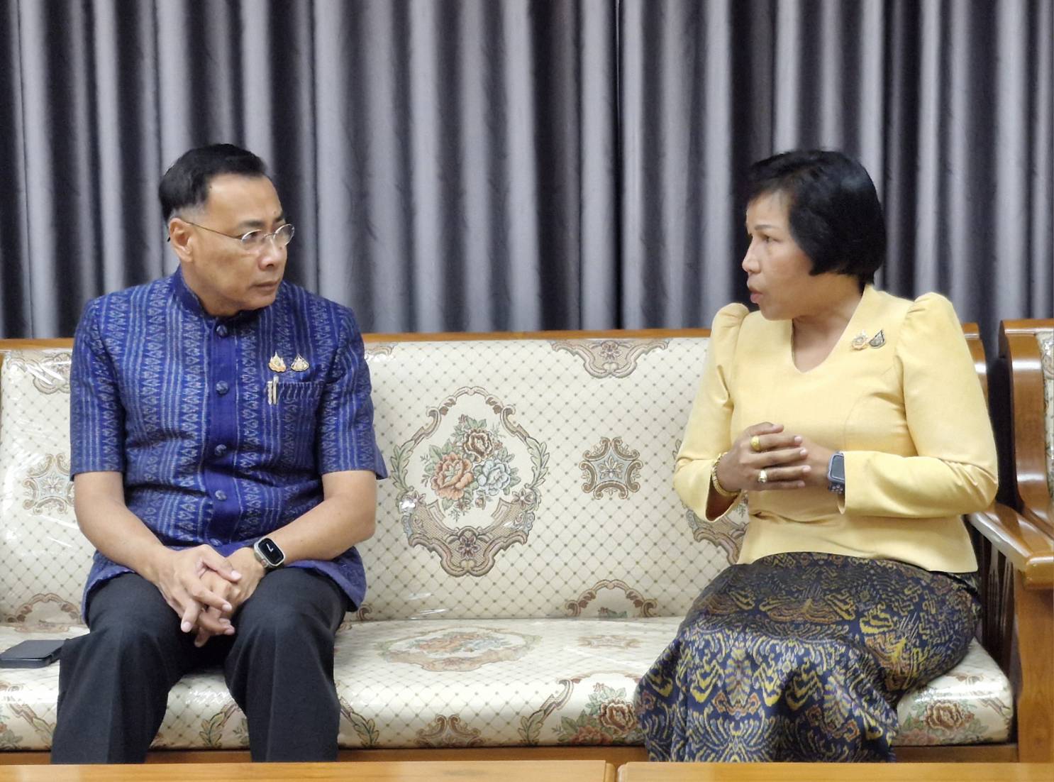 ผู้ตรวจราชการกรม (นางนวลจันทร์ ศรีมงคล) ปฏิบัติหน้าที่ผู้อำนวยการศูนย์ศึกษาและพัฒนาชุมชนอุบลราชธานี เข้าคาราวะท่านผู้ว่าราชการจังหวัดยโสธร (นายชรินทร์ ทองสุข) และ รองผู้ว่าราชการจังหวัดยโสธร (นายชาญชัย ศรศรีวิชัย) เพื่อหารือข้อราชการ เนื่องในโอกาสมาปฏิบัติหน้าที่ผู้อำนวยการศูนย์ศึกษาและพัฒนาชุมชนอุบลราชธานี