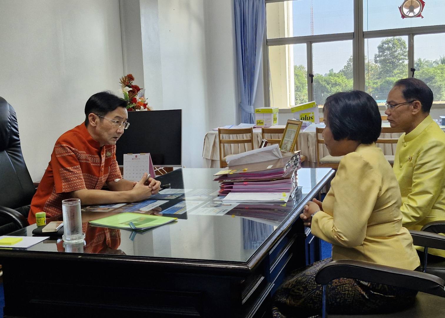 ผู้ตรวจราชการกรม (นางนวลจันทร์ ศรีมงคล) ปฏิบัติหน้าที่ผู้อำนวยการศูนย์ศึกษาและพัฒนาชุมชนอุบลราชธานี เข้าคาราวะท่านผู้ว่าราชการจังหวัดยโสธร (นายชรินทร์ ทองสุข) และ รองผู้ว่าราชการจังหวัดยโสธร (นายชาญชัย ศรศรีวิชัย) เพื่อหารือข้อราชการ เนื่องในโอกาสมาปฏิบัติหน้าที่ผู้อำนวยการศูนย์ศึกษาและพัฒนาชุมชนอุบลราชธานี