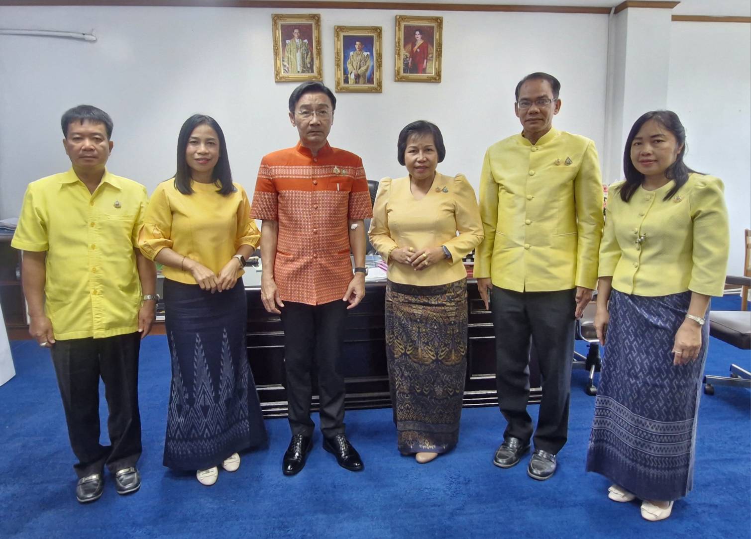 ผู้ตรวจราชการกรม (นางนวลจันทร์ ศรีมงคล) ปฏิบัติหน้าที่ผู้อำนวยการศูนย์ศึกษาและพัฒนาชุมชนอุบลราชธานี เข้าคาราวะท่านผู้ว่าราชการจังหวัดยโสธร (นายชรินทร์ ทองสุข) และ รองผู้ว่าราชการจังหวัดยโสธร (นายชาญชัย ศรศรีวิชัย) เพื่อหารือข้อราชการ เนื่องในโอกาสมาปฏิบัติหน้าที่ผู้อำนวยการศูนย์ศึกษาและพัฒนาชุมชนอุบลราชธานี