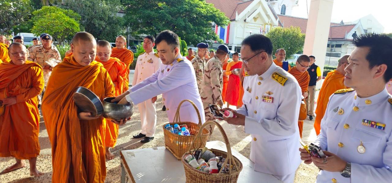 พช.ยโสธร  ร่วมพิธีวันสมเด็จพระมหาธีรราชเจ้า ประจำปี 2567 เนื่องในวันคล้ายวันสวรรคตแห่งพระบาทสมเด็จพระมงกุฎเกล้าเจ้าอยู่หัว  วันที่ 25 พฤศจิกายน  2567 เวลา 07.00 น. ณ หอประชุมศาลากลางจังหวัดยโสธร   นายชาญชัย ศรศรีวิชัย รองผู้ราชการจังหวัดยโสธร เป็นประธานในพิธี “วันสมเด็จพระมหาธีรราชเจ้า” ประจำปี 2567 เนื่องในวันคล้ายวันสวรรคตแห่งพระบาทสมเด็จพระมงกุฎเกล้าเจ้าอยู่หัว รัชกาลที่ 6 พระผู้พระราชทานกำเนิดลูกเสือไทย เพื่อเป็นการน้อมรำลึกในพระมหากรุณาธิคุณ และเทิดพระเกียรติแต่พระบาทสมเด็จพระมงกุฎกล้าเจ้าอยู่หัว พระผู้พระราชทานกำเนิดลูกเสือไทย จังหวัดยโสธรได้จัดพิธีสวดพระพุทธมนต์และพิธีทำบุญตักบาตรถวายพระราชกุศล โดยมีพระเทพวงศาจารย์ เจ้าคณะจังหวัดยโสธร เป็นประธานสงฆ์ พร้อมคณะสงฆ์ร่วมประกอบพิธีและออกรับบิณฑบาต ณ หอประชุมศาลากลางจังหวัดยโสธร    ทั้งนี้ สำนักงานพัฒนาชุมชนจังหวัดยโสธร โดยนายบรรลือ  พลับพลึง พัฒนาการจังหวัดยโสธร นำบุคลากรในสังกัดเข้าร่วมกิจกรรมในครั้งนี้อย่างพร้อมเพรียง   “วันสมเด็จพระมหาธีรราชเจ้า” เนื่องในวันคล้ายวันสวรรคตแห่งพระบาทสมเด็จพระมงกุฎเกล้าเจ้าอยู่หัว รัชกาลที่ 6 พระผู้พระราชทานกำเนิดลูกเสือไทย ซึ่งคณะกรรมการบริหารสำนักงานลูกเสือแห่งชาติ กำหนดให้เป็นวันสำคัญวันหนึ่งของ “คณะลูกเสือแห่งชาติ” ตามประเพณีที่ปฏิบัติ ลูกเสือ เนตรนารี จะร่วมน้อมรำลึกในพระมหากรุณาธิคุณ ด้วยการประกอบพิธีวางพวงมาลา ถวายบังคม ถวายราชสดุดี และแต่งเครื่องแบบลูกเสือ เนตรนารี พร้อมออกบำเพ็ญประโยชน์ ตามสถานที่ต่างๆทั่วราชอาณาจักร เพื่อถวายเป็นราชสักกระ  วันที่ 22 พฤศจิกายน 2567
