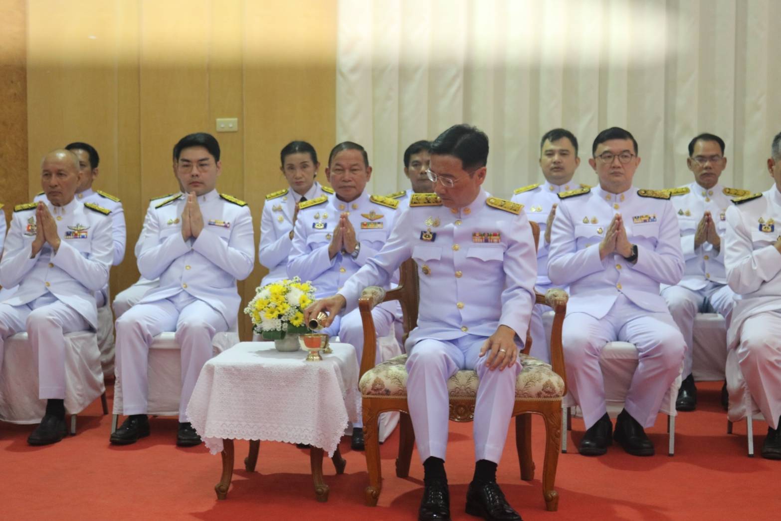 พช.ยโสธร  ร่วมพิธีวันสมเด็จพระมหาธีรราชเจ้า ประจำปี 2567 เนื่องในวันคล้ายวันสวรรคตแห่งพระบาทสมเด็จพระมงกุฎเกล้าเจ้าอยู่หัว  วันที่ 25 พฤศจิกายน  2567 เวลา 07.00 น. ณ หอประชุมศาลากลางจังหวัดยโสธร   นายชาญชัย ศรศรีวิชัย รองผู้ราชการจังหวัดยโสธร เป็นประธานในพิธี “วันสมเด็จพระมหาธีรราชเจ้า” ประจำปี 2567 เนื่องในวันคล้ายวันสวรรคตแห่งพระบาทสมเด็จพระมงกุฎเกล้าเจ้าอยู่หัว รัชกาลที่ 6 พระผู้พระราชทานกำเนิดลูกเสือไทย เพื่อเป็นการน้อมรำลึกในพระมหากรุณาธิคุณ และเทิดพระเกียรติแต่พระบาทสมเด็จพระมงกุฎกล้าเจ้าอยู่หัว พระผู้พระราชทานกำเนิดลูกเสือไทย จังหวัดยโสธรได้จัดพิธีสวดพระพุทธมนต์และพิธีทำบุญตักบาตรถวายพระราชกุศล โดยมีพระเทพวงศาจารย์ เจ้าคณะจังหวัดยโสธร เป็นประธานสงฆ์ พร้อมคณะสงฆ์ร่วมประกอบพิธีและออกรับบิณฑบาต ณ หอประชุมศาลากลางจังหวัดยโสธร    ทั้งนี้ สำนักงานพัฒนาชุมชนจังหวัดยโสธร โดยนายบรรลือ  พลับพลึง พัฒนาการจังหวัดยโสธร นำบุคลากรในสังกัดเข้าร่วมกิจกรรมในครั้งนี้อย่างพร้อมเพรียง   “วันสมเด็จพระมหาธีรราชเจ้า” เนื่องในวันคล้ายวันสวรรคตแห่งพระบาทสมเด็จพระมงกุฎเกล้าเจ้าอยู่หัว รัชกาลที่ 6 พระผู้พระราชทานกำเนิดลูกเสือไทย ซึ่งคณะกรรมการบริหารสำนักงานลูกเสือแห่งชาติ กำหนดให้เป็นวันสำคัญวันหนึ่งของ “คณะลูกเสือแห่งชาติ” ตามประเพณีที่ปฏิบัติ ลูกเสือ เนตรนารี จะร่วมน้อมรำลึกในพระมหากรุณาธิคุณ ด้วยการประกอบพิธีวางพวงมาลา ถวายบังคม ถวายราชสดุดี และแต่งเครื่องแบบลูกเสือ เนตรนารี พร้อมออกบำเพ็ญประโยชน์ ตามสถานที่ต่างๆทั่วราชอาณาจักร เพื่อถวายเป็นราชสักกระ  วันที่ 22 พฤศจิกายน 2567