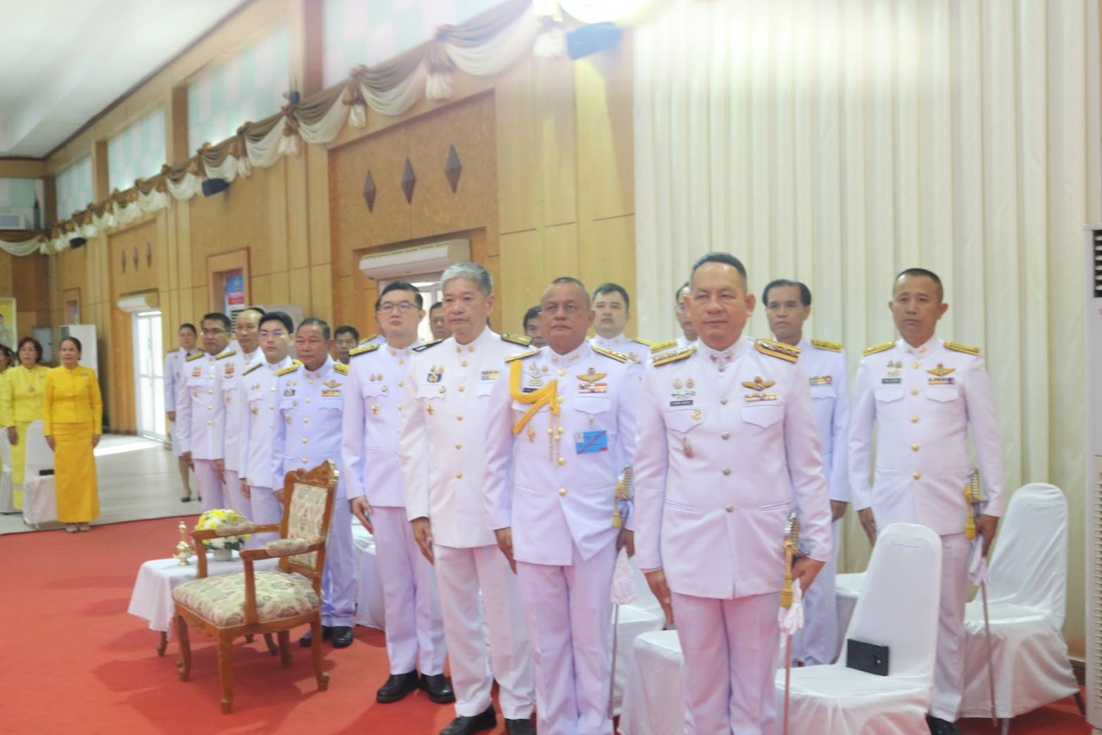 พช.ยโสธร  ร่วมพิธีวันสมเด็จพระมหาธีรราชเจ้า ประจำปี 2567 เนื่องในวันคล้ายวันสวรรคตแห่งพระบาทสมเด็จพระมงกุฎเกล้าเจ้าอยู่หัว  วันที่ 25 พฤศจิกายน  2567 เวลา 07.00 น. ณ หอประชุมศาลากลางจังหวัดยโสธร   นายชาญชัย ศรศรีวิชัย รองผู้ราชการจังหวัดยโสธร เป็นประธานในพิธี “วันสมเด็จพระมหาธีรราชเจ้า” ประจำปี 2567 เนื่องในวันคล้ายวันสวรรคตแห่งพระบาทสมเด็จพระมงกุฎเกล้าเจ้าอยู่หัว รัชกาลที่ 6 พระผู้พระราชทานกำเนิดลูกเสือไทย เพื่อเป็นการน้อมรำลึกในพระมหากรุณาธิคุณ และเทิดพระเกียรติแต่พระบาทสมเด็จพระมงกุฎกล้าเจ้าอยู่หัว พระผู้พระราชทานกำเนิดลูกเสือไทย จังหวัดยโสธรได้จัดพิธีสวดพระพุทธมนต์และพิธีทำบุญตักบาตรถวายพระราชกุศล โดยมีพระเทพวงศาจารย์ เจ้าคณะจังหวัดยโสธร เป็นประธานสงฆ์ พร้อมคณะสงฆ์ร่วมประกอบพิธีและออกรับบิณฑบาต ณ หอประชุมศาลากลางจังหวัดยโสธร    ทั้งนี้ สำนักงานพัฒนาชุมชนจังหวัดยโสธร โดยนายบรรลือ  พลับพลึง พัฒนาการจังหวัดยโสธร นำบุคลากรในสังกัดเข้าร่วมกิจกรรมในครั้งนี้อย่างพร้อมเพรียง   “วันสมเด็จพระมหาธีรราชเจ้า” เนื่องในวันคล้ายวันสวรรคตแห่งพระบาทสมเด็จพระมงกุฎเกล้าเจ้าอยู่หัว รัชกาลที่ 6 พระผู้พระราชทานกำเนิดลูกเสือไทย ซึ่งคณะกรรมการบริหารสำนักงานลูกเสือแห่งชาติ กำหนดให้เป็นวันสำคัญวันหนึ่งของ “คณะลูกเสือแห่งชาติ” ตามประเพณีที่ปฏิบัติ ลูกเสือ เนตรนารี จะร่วมน้อมรำลึกในพระมหากรุณาธิคุณ ด้วยการประกอบพิธีวางพวงมาลา ถวายบังคม ถวายราชสดุดี และแต่งเครื่องแบบลูกเสือ เนตรนารี พร้อมออกบำเพ็ญประโยชน์ ตามสถานที่ต่างๆทั่วราชอาณาจักร เพื่อถวายเป็นราชสักกระ  วันที่ 22 พฤศจิกายน 2567