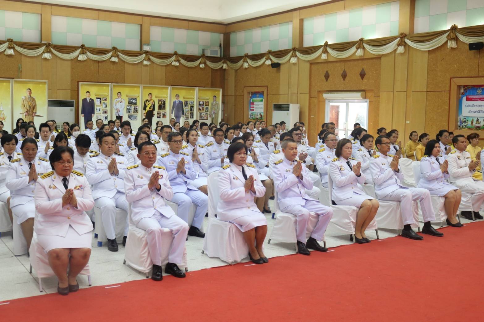 พช.ยโสธร  ร่วมพิธีวันสมเด็จพระมหาธีรราชเจ้า ประจำปี 2567 เนื่องในวันคล้ายวันสวรรคตแห่งพระบาทสมเด็จพระมงกุฎเกล้าเจ้าอยู่หัว  วันที่ 25 พฤศจิกายน  2567 เวลา 07.00 น. ณ หอประชุมศาลากลางจังหวัดยโสธร   นายชาญชัย ศรศรีวิชัย รองผู้ราชการจังหวัดยโสธร เป็นประธานในพิธี “วันสมเด็จพระมหาธีรราชเจ้า” ประจำปี 2567 เนื่องในวันคล้ายวันสวรรคตแห่งพระบาทสมเด็จพระมงกุฎเกล้าเจ้าอยู่หัว รัชกาลที่ 6 พระผู้พระราชทานกำเนิดลูกเสือไทย เพื่อเป็นการน้อมรำลึกในพระมหากรุณาธิคุณ และเทิดพระเกียรติแต่พระบาทสมเด็จพระมงกุฎกล้าเจ้าอยู่หัว พระผู้พระราชทานกำเนิดลูกเสือไทย จังหวัดยโสธรได้จัดพิธีสวดพระพุทธมนต์และพิธีทำบุญตักบาตรถวายพระราชกุศล โดยมีพระเทพวงศาจารย์ เจ้าคณะจังหวัดยโสธร เป็นประธานสงฆ์ พร้อมคณะสงฆ์ร่วมประกอบพิธีและออกรับบิณฑบาต ณ หอประชุมศาลากลางจังหวัดยโสธร    ทั้งนี้ สำนักงานพัฒนาชุมชนจังหวัดยโสธร โดยนายบรรลือ  พลับพลึง พัฒนาการจังหวัดยโสธร นำบุคลากรในสังกัดเข้าร่วมกิจกรรมในครั้งนี้อย่างพร้อมเพรียง   “วันสมเด็จพระมหาธีรราชเจ้า” เนื่องในวันคล้ายวันสวรรคตแห่งพระบาทสมเด็จพระมงกุฎเกล้าเจ้าอยู่หัว รัชกาลที่ 6 พระผู้พระราชทานกำเนิดลูกเสือไทย ซึ่งคณะกรรมการบริหารสำนักงานลูกเสือแห่งชาติ กำหนดให้เป็นวันสำคัญวันหนึ่งของ “คณะลูกเสือแห่งชาติ” ตามประเพณีที่ปฏิบัติ ลูกเสือ เนตรนารี จะร่วมน้อมรำลึกในพระมหากรุณาธิคุณ ด้วยการประกอบพิธีวางพวงมาลา ถวายบังคม ถวายราชสดุดี และแต่งเครื่องแบบลูกเสือ เนตรนารี พร้อมออกบำเพ็ญประโยชน์ ตามสถานที่ต่างๆทั่วราชอาณาจักร เพื่อถวายเป็นราชสักกระ  วันที่ 22 พฤศจิกายน 2567