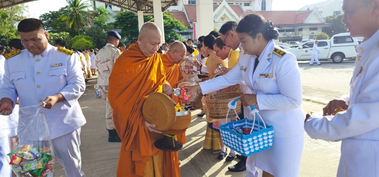 พช.ยโสธร  ร่วมพิธีวันสมเด็จพระมหาธีรราชเจ้า ประจำปี 2567 เนื่องในวันคล้ายวันสวรรคตแห่งพระบาทสมเด็จพระมงกุฎเกล้าเจ้าอยู่หัว  วันที่ 25 พฤศจิกายน  2567 เวลา 07.00 น. ณ หอประชุมศาลากลางจังหวัดยโสธร   นายชาญชัย ศรศรีวิชัย รองผู้ราชการจังหวัดยโสธร เป็นประธานในพิธี “วันสมเด็จพระมหาธีรราชเจ้า” ประจำปี 2567 เนื่องในวันคล้ายวันสวรรคตแห่งพระบาทสมเด็จพระมงกุฎเกล้าเจ้าอยู่หัว รัชกาลที่ 6 พระผู้พระราชทานกำเนิดลูกเสือไทย เพื่อเป็นการน้อมรำลึกในพระมหากรุณาธิคุณ และเทิดพระเกียรติแต่พระบาทสมเด็จพระมงกุฎกล้าเจ้าอยู่หัว พระผู้พระราชทานกำเนิดลูกเสือไทย จังหวัดยโสธรได้จัดพิธีสวดพระพุทธมนต์และพิธีทำบุญตักบาตรถวายพระราชกุศล โดยมีพระเทพวงศาจารย์ เจ้าคณะจังหวัดยโสธร เป็นประธานสงฆ์ พร้อมคณะสงฆ์ร่วมประกอบพิธีและออกรับบิณฑบาต ณ หอประชุมศาลากลางจังหวัดยโสธร    ทั้งนี้ สำนักงานพัฒนาชุมชนจังหวัดยโสธร โดยนายบรรลือ  พลับพลึง พัฒนาการจังหวัดยโสธร นำบุคลากรในสังกัดเข้าร่วมกิจกรรมในครั้งนี้อย่างพร้อมเพรียง   “วันสมเด็จพระมหาธีรราชเจ้า” เนื่องในวันคล้ายวันสวรรคตแห่งพระบาทสมเด็จพระมงกุฎเกล้าเจ้าอยู่หัว รัชกาลที่ 6 พระผู้พระราชทานกำเนิดลูกเสือไทย ซึ่งคณะกรรมการบริหารสำนักงานลูกเสือแห่งชาติ กำหนดให้เป็นวันสำคัญวันหนึ่งของ “คณะลูกเสือแห่งชาติ” ตามประเพณีที่ปฏิบัติ ลูกเสือ เนตรนารี จะร่วมน้อมรำลึกในพระมหากรุณาธิคุณ ด้วยการประกอบพิธีวางพวงมาลา ถวายบังคม ถวายราชสดุดี และแต่งเครื่องแบบลูกเสือ เนตรนารี พร้อมออกบำเพ็ญประโยชน์ ตามสถานที่ต่างๆทั่วราชอาณาจักร เพื่อถวายเป็นราชสักกระ  วันที่ 22 พฤศจิกายน 2567