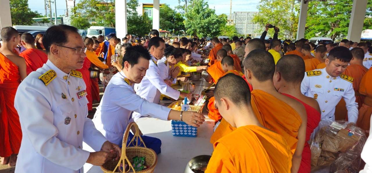 พช.ยโสธร  ร่วมพิธีวันสมเด็จพระมหาธีรราชเจ้า ประจำปี 2567 เนื่องในวันคล้ายวันสวรรคตแห่งพระบาทสมเด็จพระมงกุฎเกล้าเจ้าอยู่หัว  วันที่ 25 พฤศจิกายน  2567 เวลา 07.00 น. ณ หอประชุมศาลากลางจังหวัดยโสธร   นายชาญชัย ศรศรีวิชัย รองผู้ราชการจังหวัดยโสธร เป็นประธานในพิธี “วันสมเด็จพระมหาธีรราชเจ้า” ประจำปี 2567 เนื่องในวันคล้ายวันสวรรคตแห่งพระบาทสมเด็จพระมงกุฎเกล้าเจ้าอยู่หัว รัชกาลที่ 6 พระผู้พระราชทานกำเนิดลูกเสือไทย เพื่อเป็นการน้อมรำลึกในพระมหากรุณาธิคุณ และเทิดพระเกียรติแต่พระบาทสมเด็จพระมงกุฎกล้าเจ้าอยู่หัว พระผู้พระราชทานกำเนิดลูกเสือไทย จังหวัดยโสธรได้จัดพิธีสวดพระพุทธมนต์และพิธีทำบุญตักบาตรถวายพระราชกุศล โดยมีพระเทพวงศาจารย์ เจ้าคณะจังหวัดยโสธร เป็นประธานสงฆ์ พร้อมคณะสงฆ์ร่วมประกอบพิธีและออกรับบิณฑบาต ณ หอประชุมศาลากลางจังหวัดยโสธร    ทั้งนี้ สำนักงานพัฒนาชุมชนจังหวัดยโสธร โดยนายบรรลือ  พลับพลึง พัฒนาการจังหวัดยโสธร นำบุคลากรในสังกัดเข้าร่วมกิจกรรมในครั้งนี้อย่างพร้อมเพรียง   “วันสมเด็จพระมหาธีรราชเจ้า” เนื่องในวันคล้ายวันสวรรคตแห่งพระบาทสมเด็จพระมงกุฎเกล้าเจ้าอยู่หัว รัชกาลที่ 6 พระผู้พระราชทานกำเนิดลูกเสือไทย ซึ่งคณะกรรมการบริหารสำนักงานลูกเสือแห่งชาติ กำหนดให้เป็นวันสำคัญวันหนึ่งของ “คณะลูกเสือแห่งชาติ” ตามประเพณีที่ปฏิบัติ ลูกเสือ เนตรนารี จะร่วมน้อมรำลึกในพระมหากรุณาธิคุณ ด้วยการประกอบพิธีวางพวงมาลา ถวายบังคม ถวายราชสดุดี และแต่งเครื่องแบบลูกเสือ เนตรนารี พร้อมออกบำเพ็ญประโยชน์ ตามสถานที่ต่างๆทั่วราชอาณาจักร เพื่อถวายเป็นราชสักกระ  วันที่ 22 พฤศจิกายน 2567