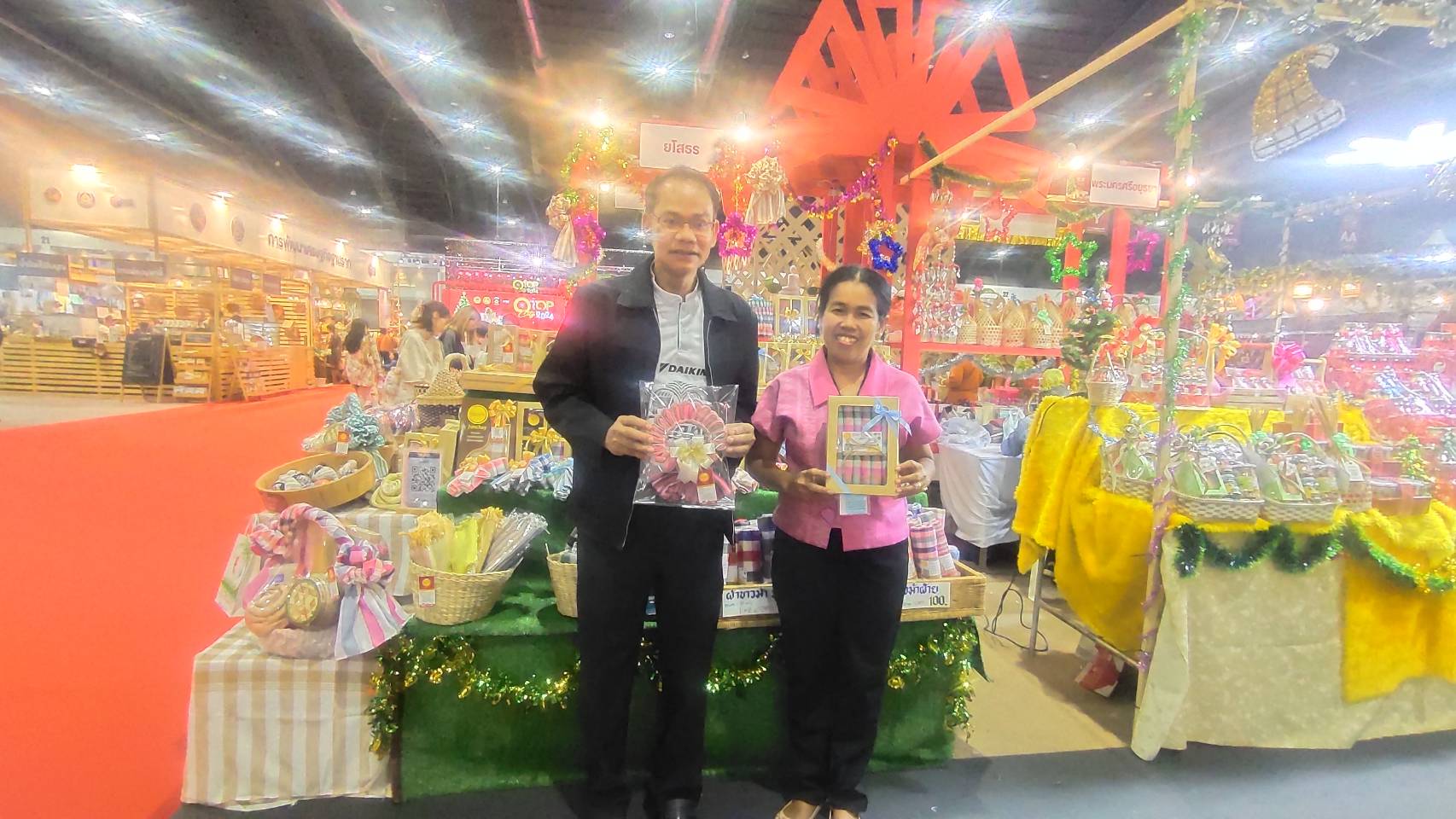 พช.ยโสธร เข้าร่วม🌹🌹OTOP City 2024 HAPPY MARKET มอบความสุข ด้วยของขวัญล้ำค่า จากภูมิปัญญาไทย🌹🌹