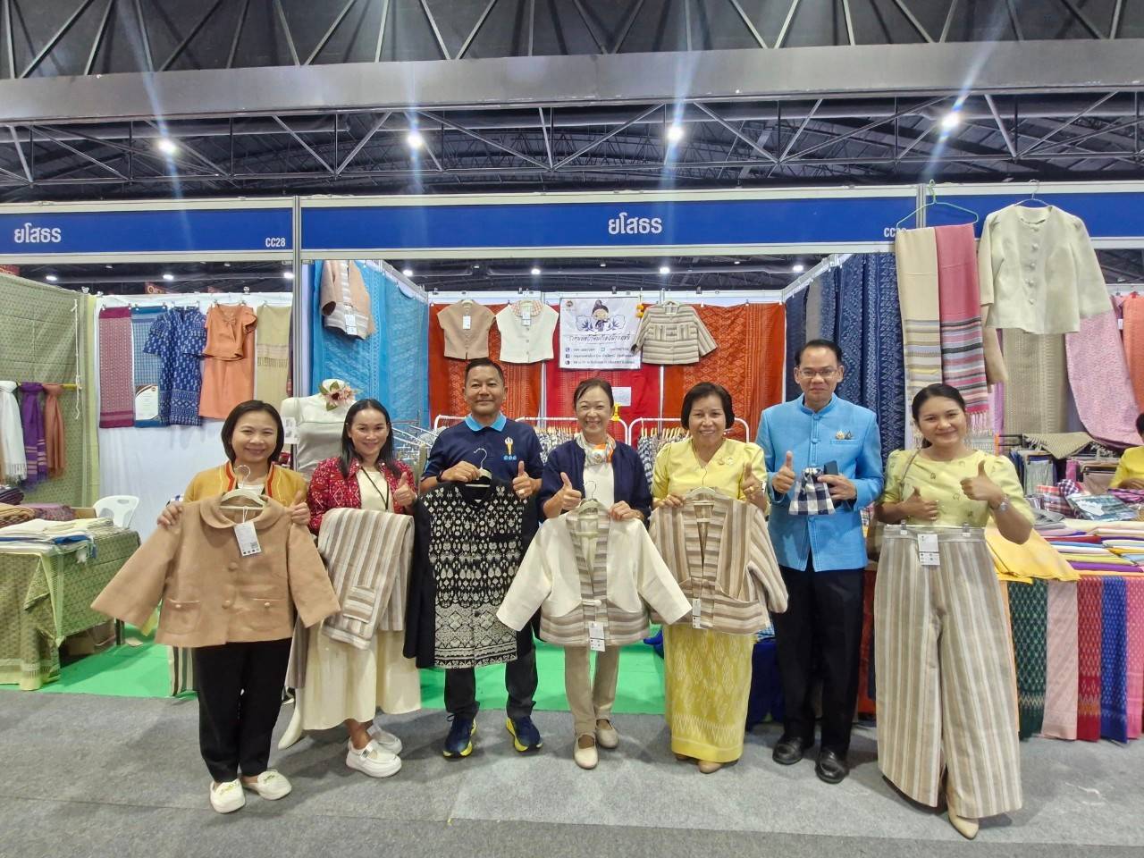 พช.ยโสธร เข้าร่วม 📯📯OTOP City 2024 HAPPY MARKET มอบความสุข ด้วยของขวัญล้ำค่า จากภูมิปัญญาไทย📯📯